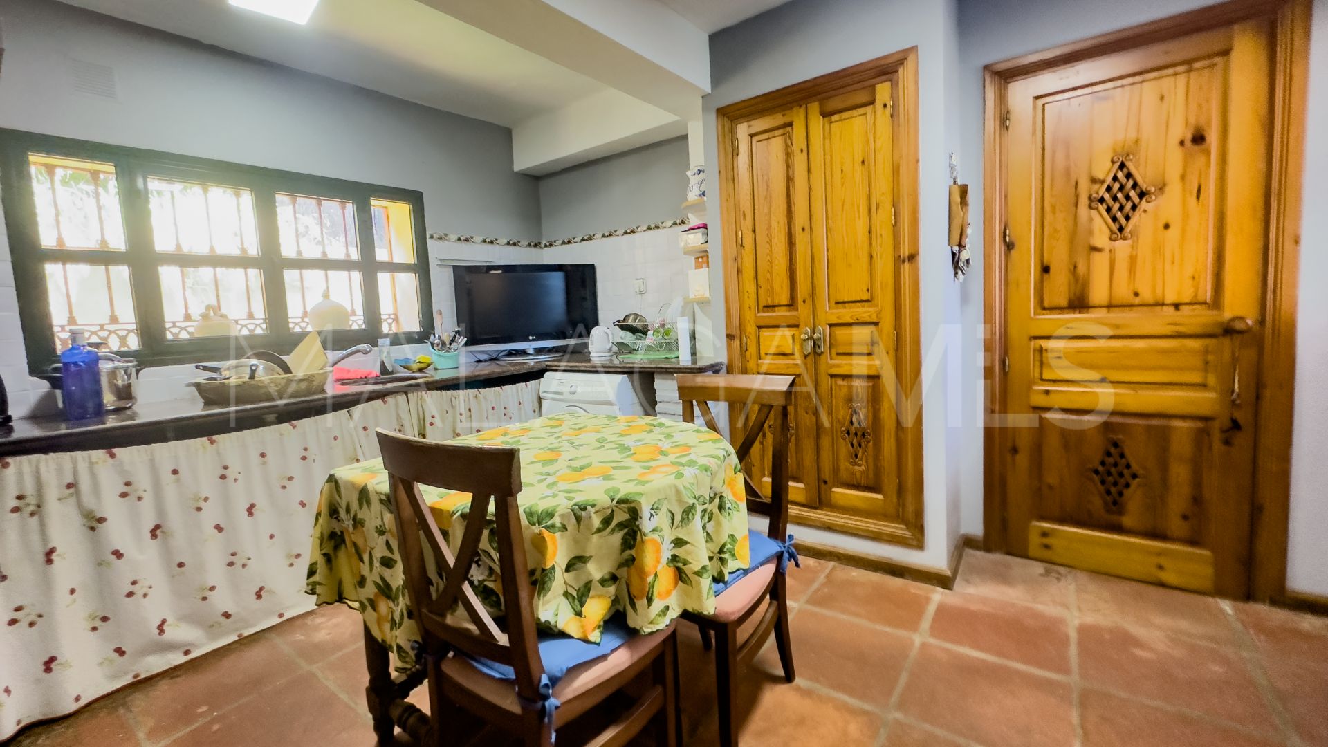 Se vende villa in Nueva Andalucia with 6 bedrooms