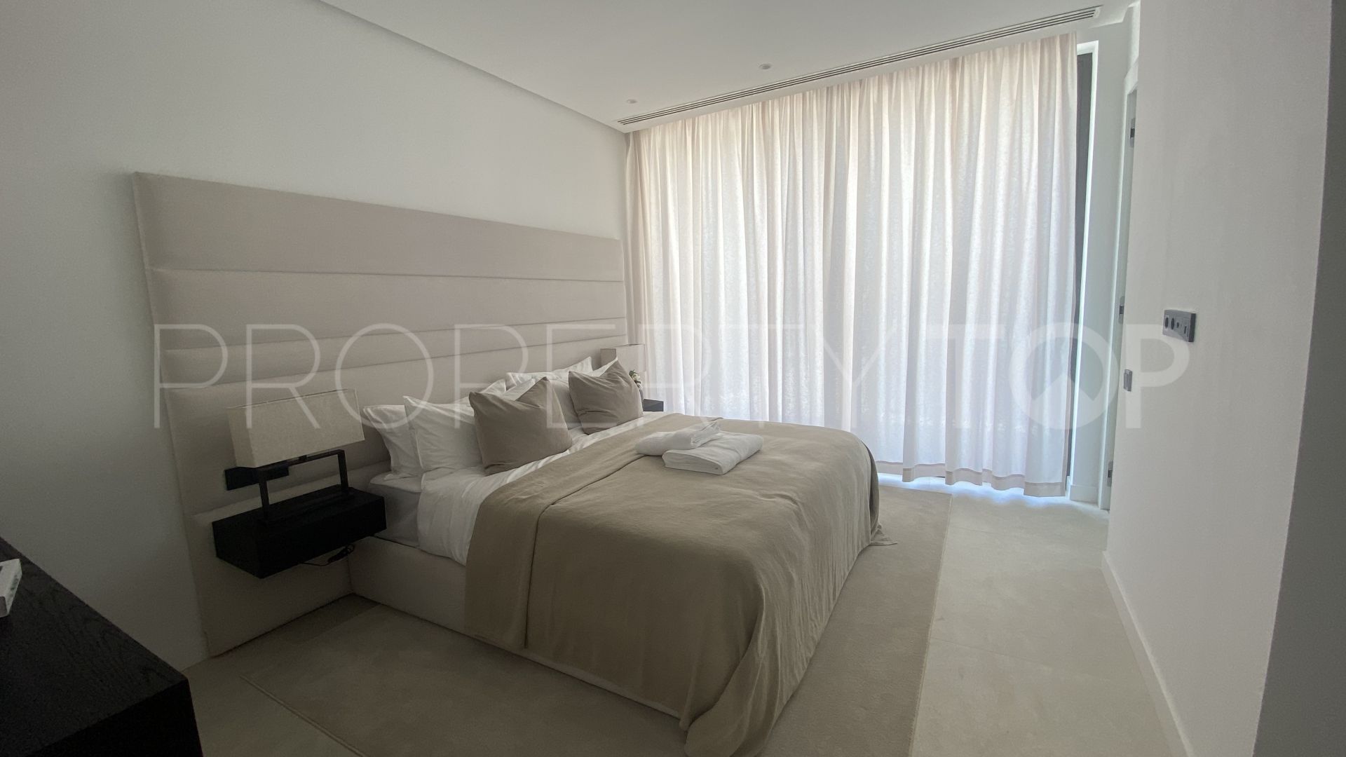 For sale villa with 6 bedrooms in Altos del Paraiso