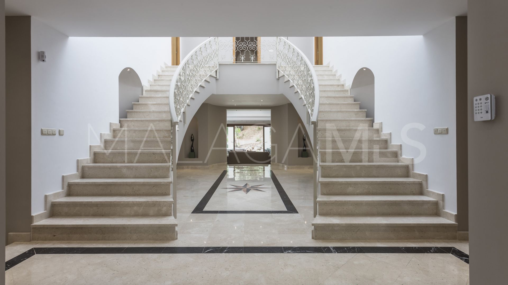 For sale El Madroñal villa with 7 bedrooms