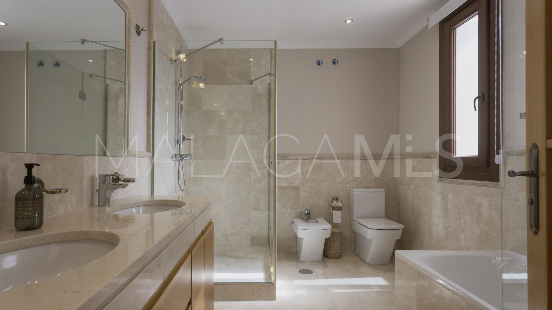 For sale El Madroñal villa with 7 bedrooms