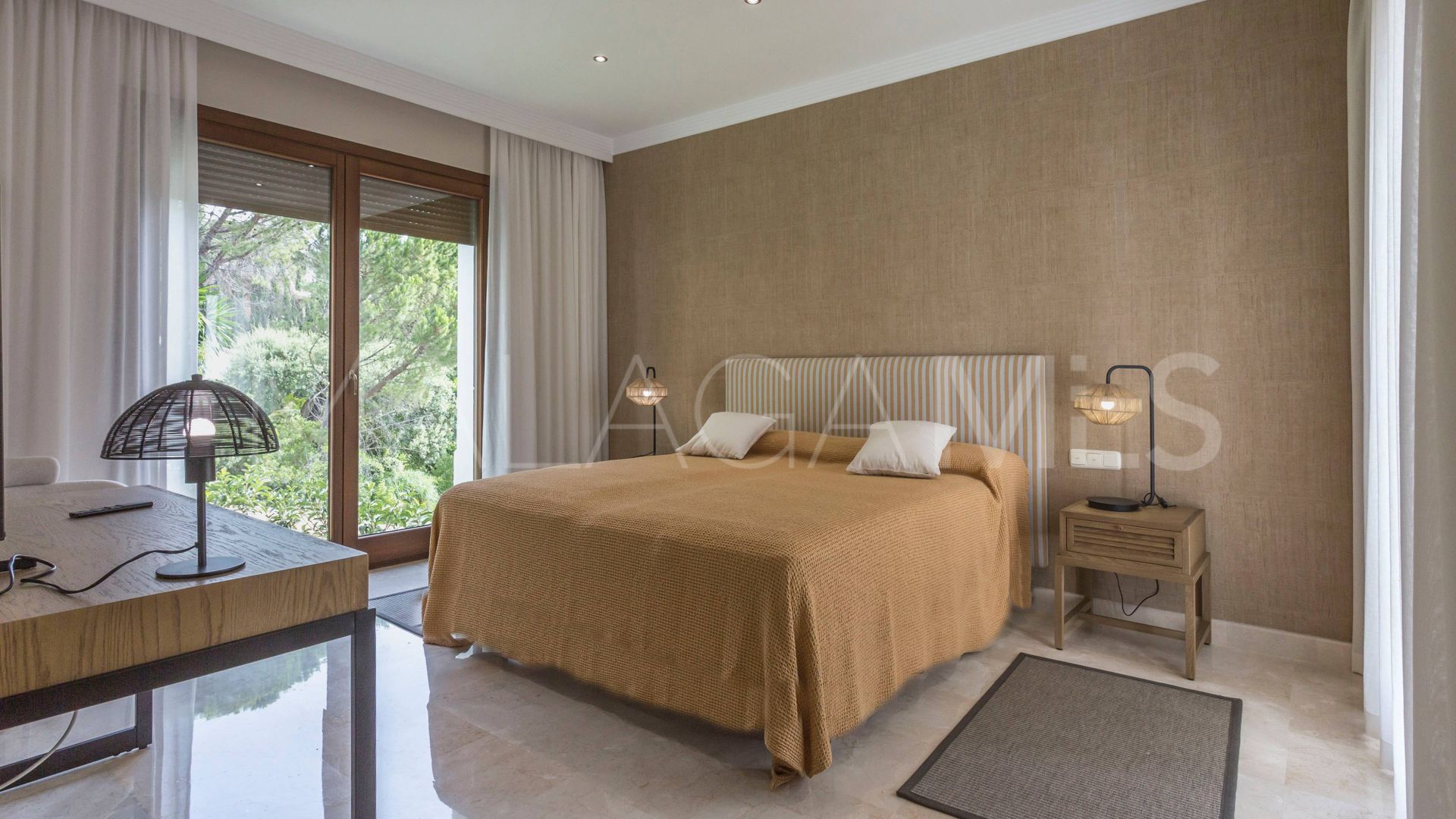 For sale El Madroñal villa with 7 bedrooms