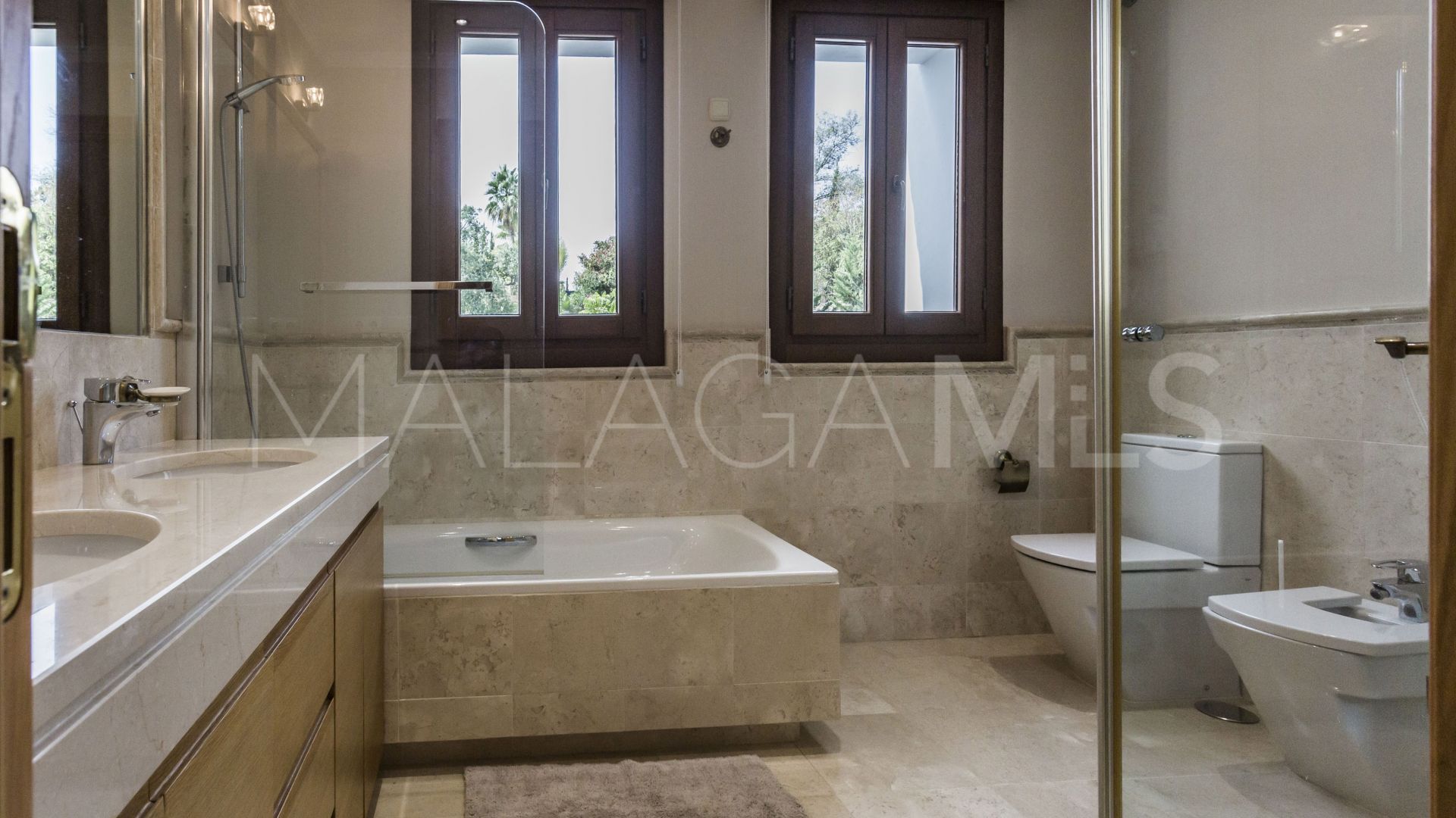 For sale El Madroñal villa with 7 bedrooms