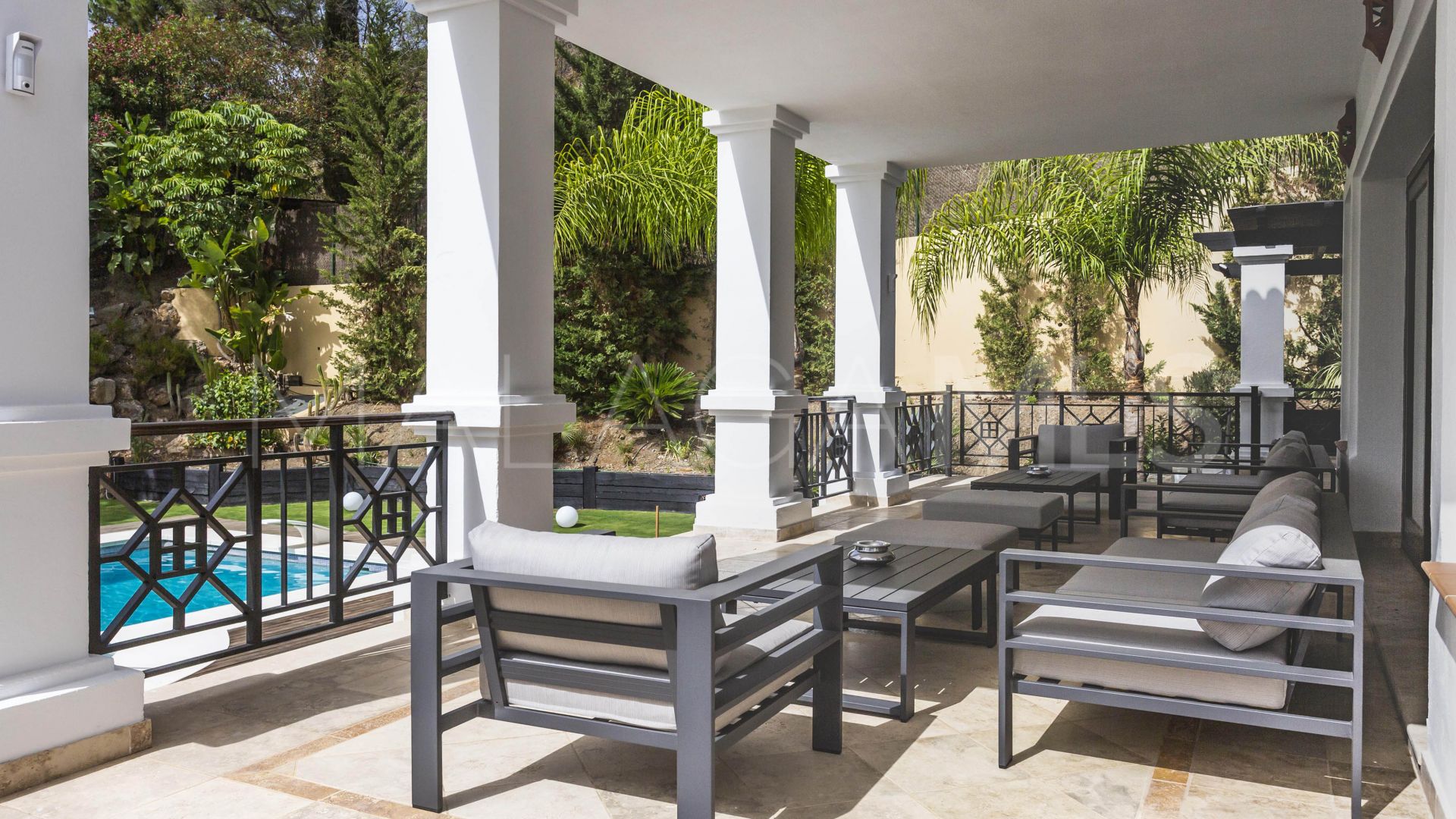 For sale El Madroñal villa with 7 bedrooms