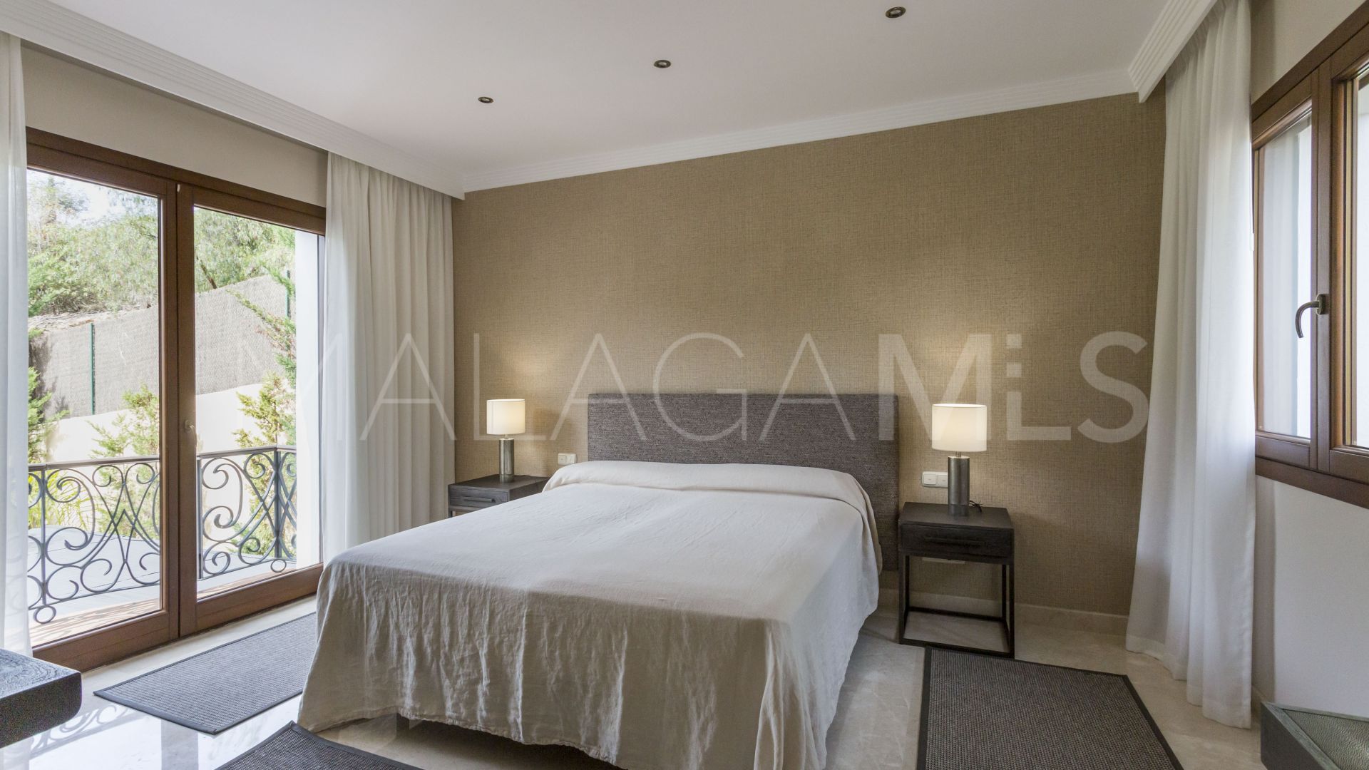 For sale El Madroñal villa with 7 bedrooms