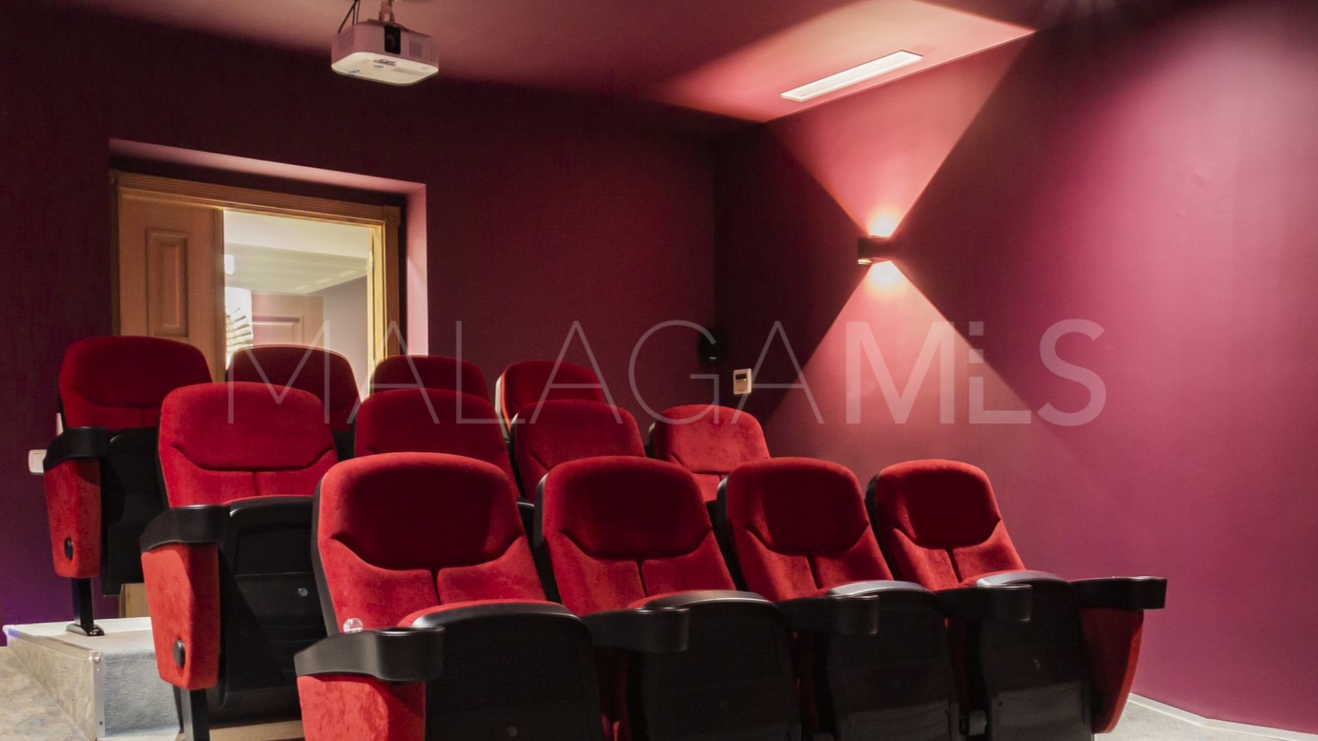 For sale El Madroñal villa with 7 bedrooms