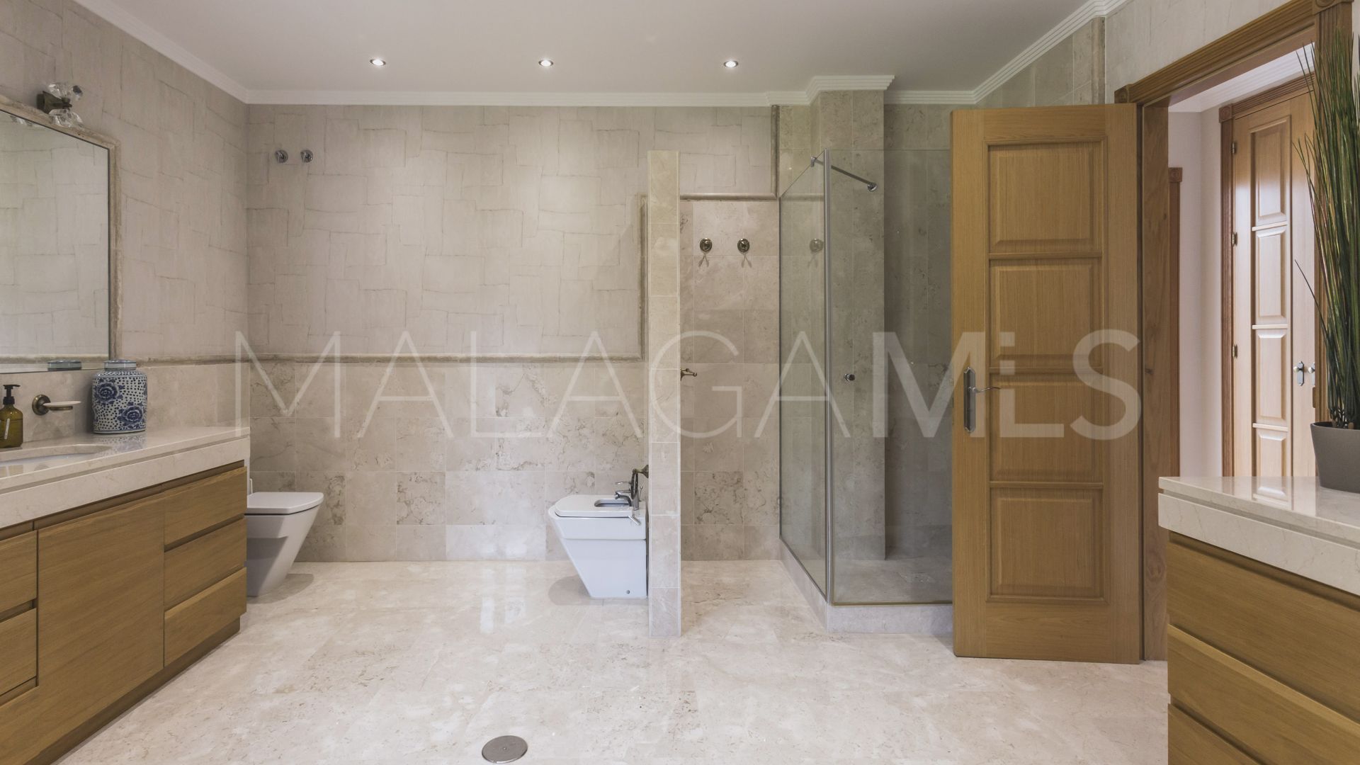 For sale El Madroñal villa with 7 bedrooms