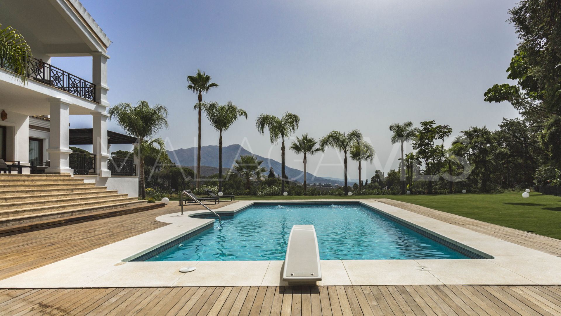For sale El Madroñal villa with 7 bedrooms