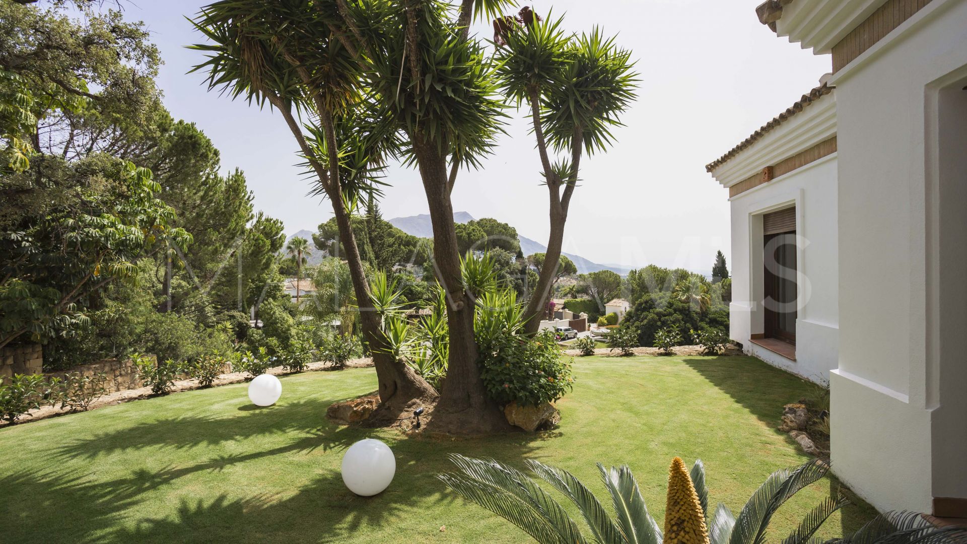 For sale El Madroñal villa with 7 bedrooms