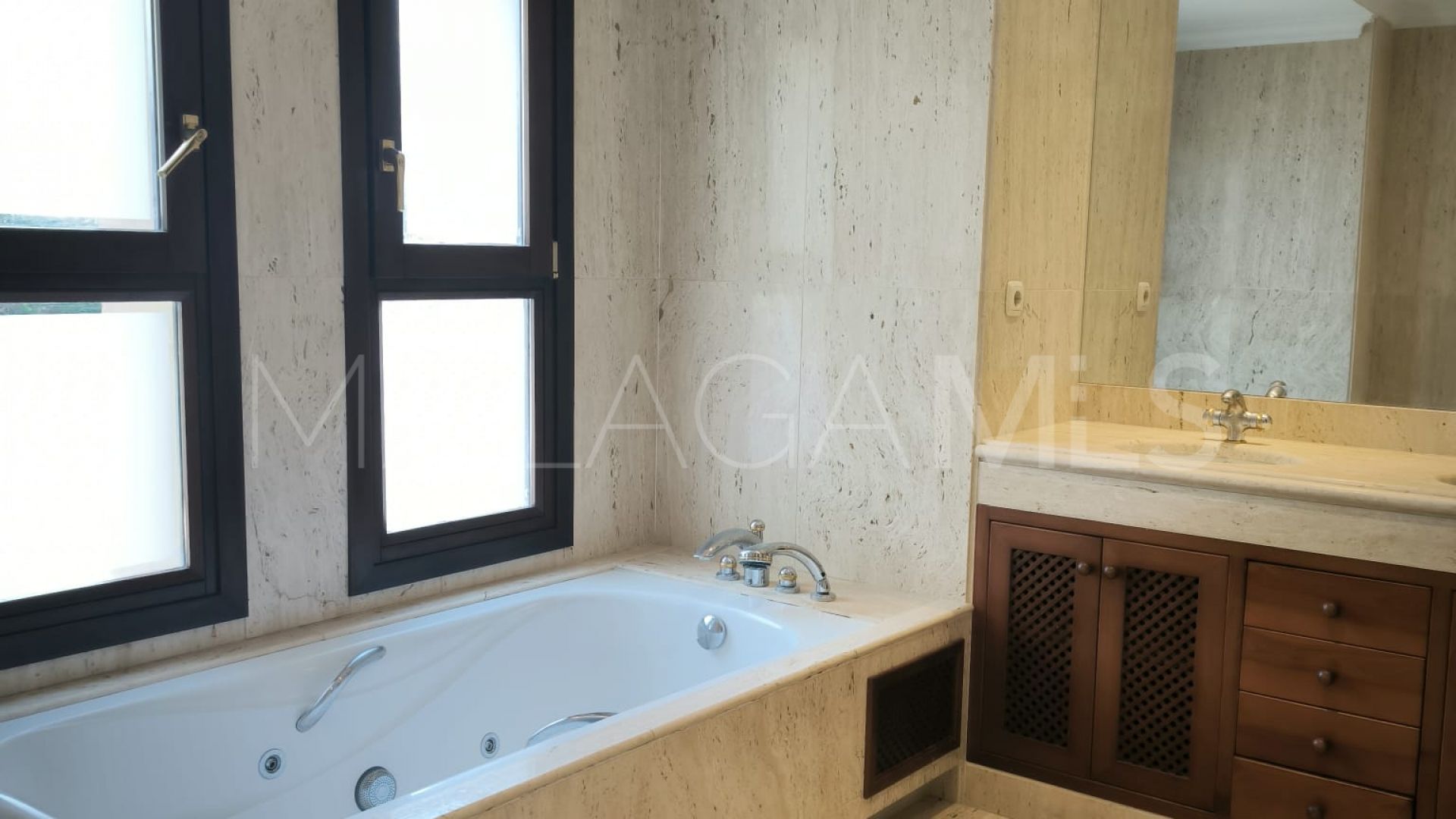 Villa for sale in Bellevue