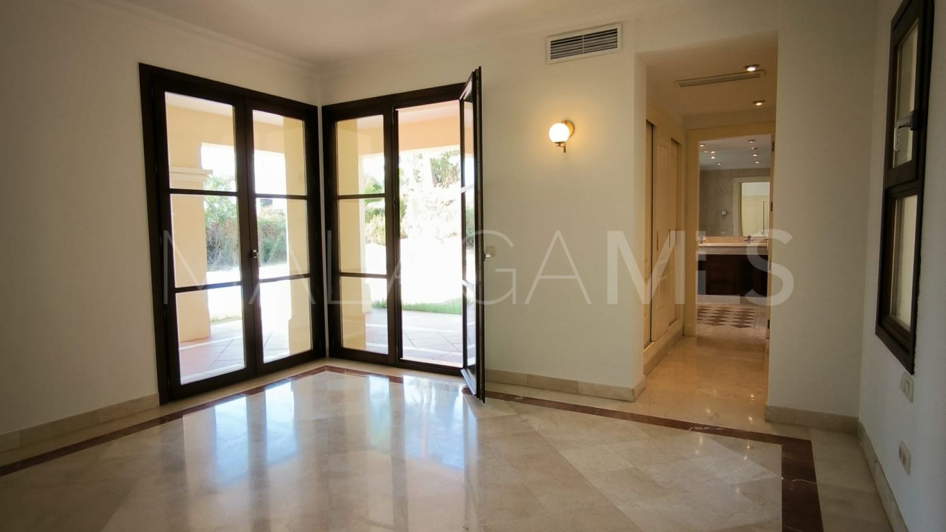 Villa for sale in Bellevue