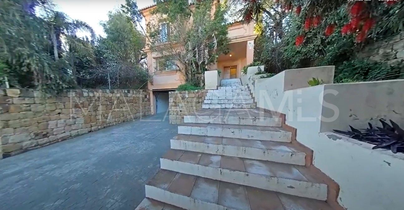 Villa for sale in Nueva Andalucia
