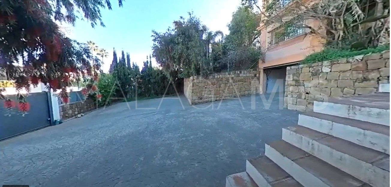 Villa for sale in Nueva Andalucia