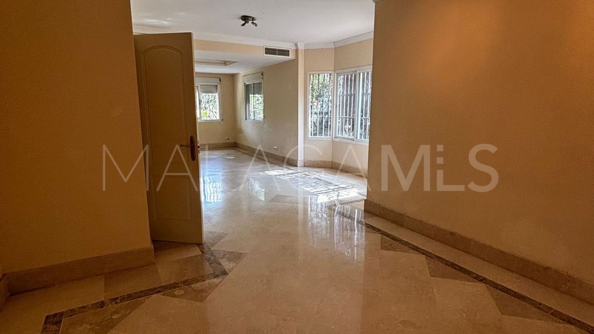 Villa for sale in Nueva Andalucia