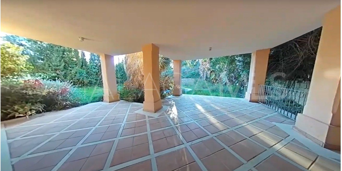 Villa for sale in Nueva Andalucia