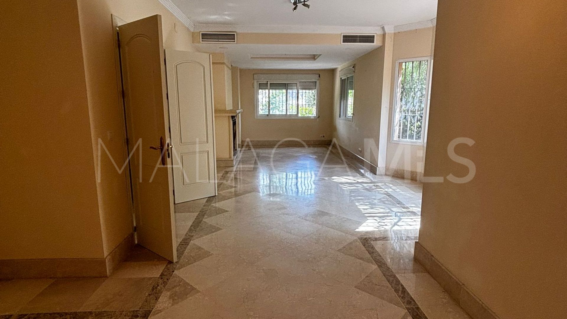 Villa for sale in Nueva Andalucia