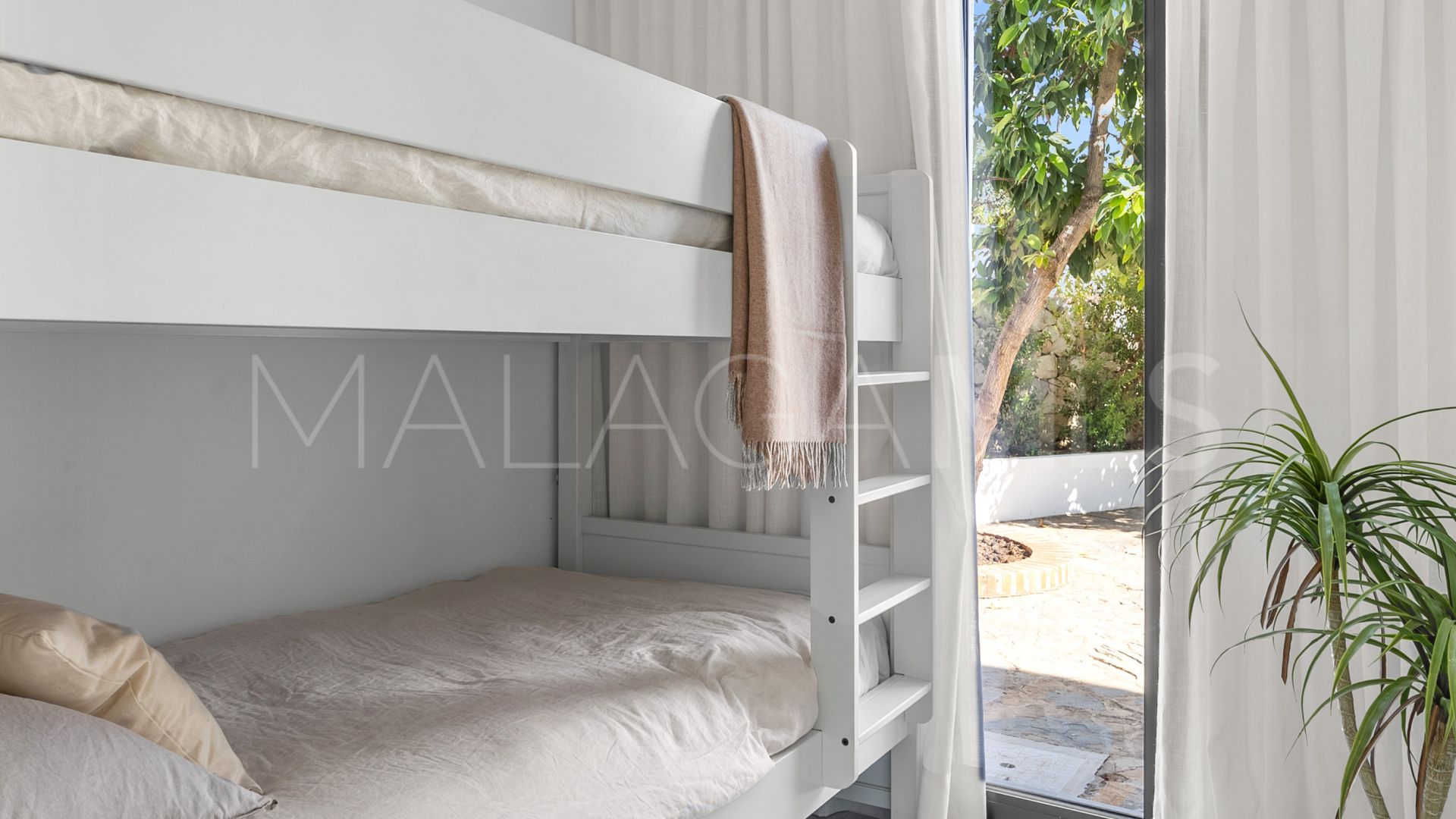 Villa for sale in Nueva Andalucia