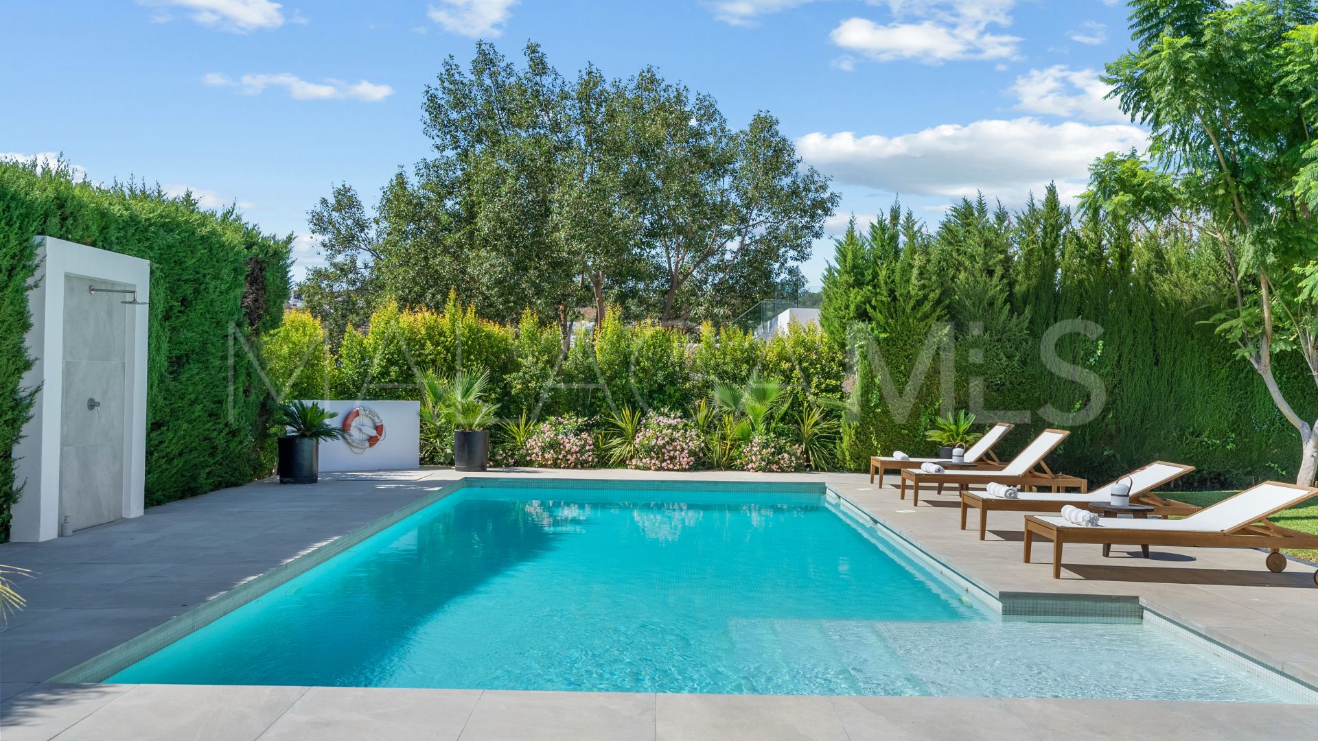 Villa for sale in Nueva Andalucia