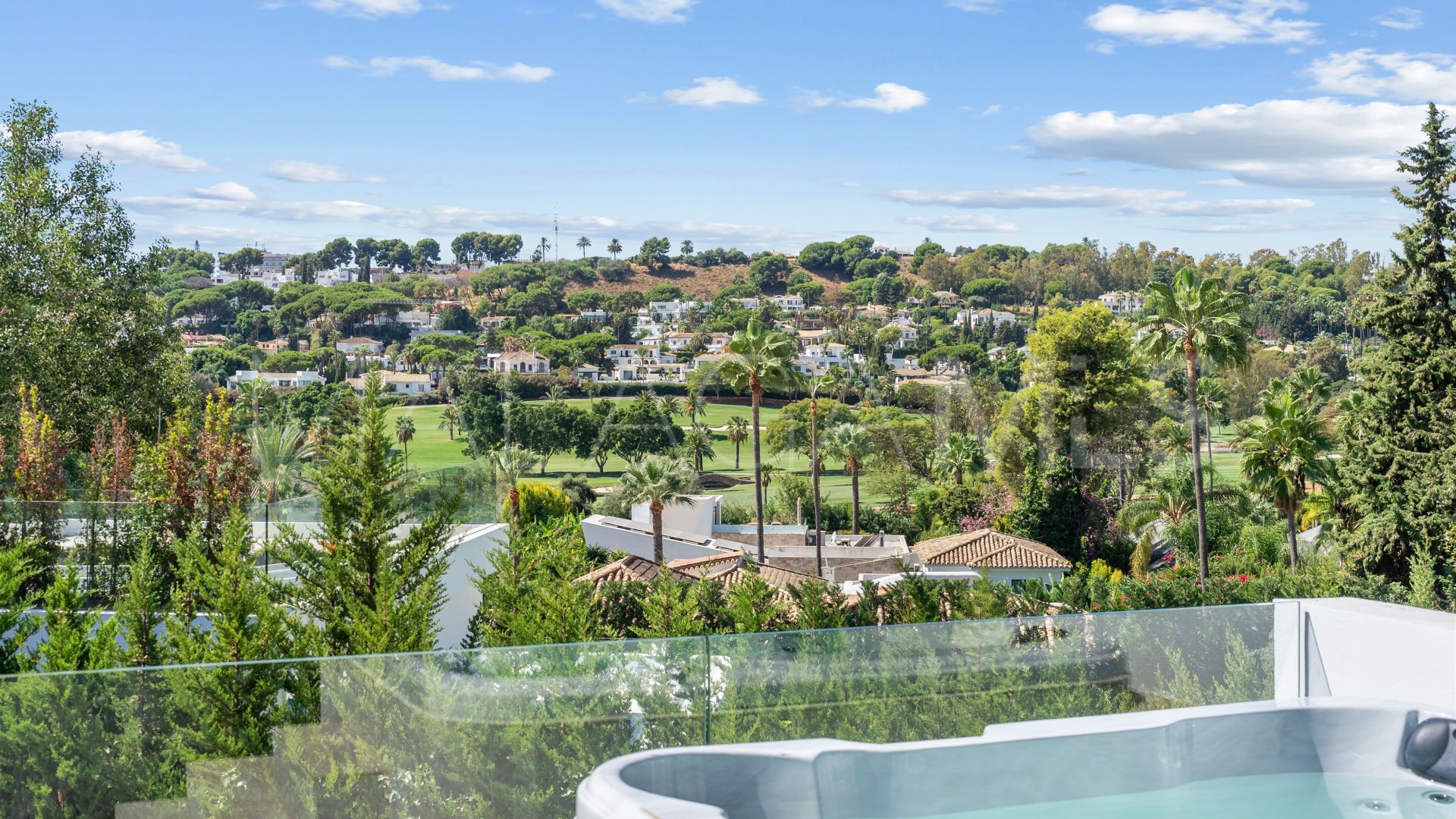 Villa for sale in Nueva Andalucia