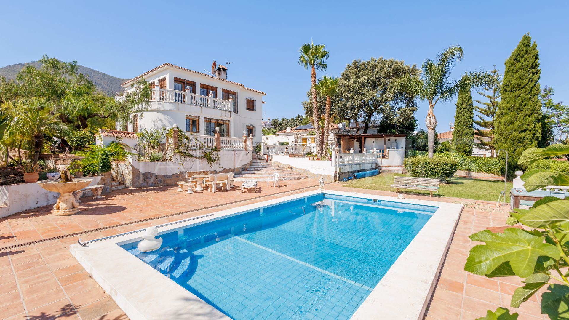 Se vende villa in Alhaurin el Grande with 6 bedrooms