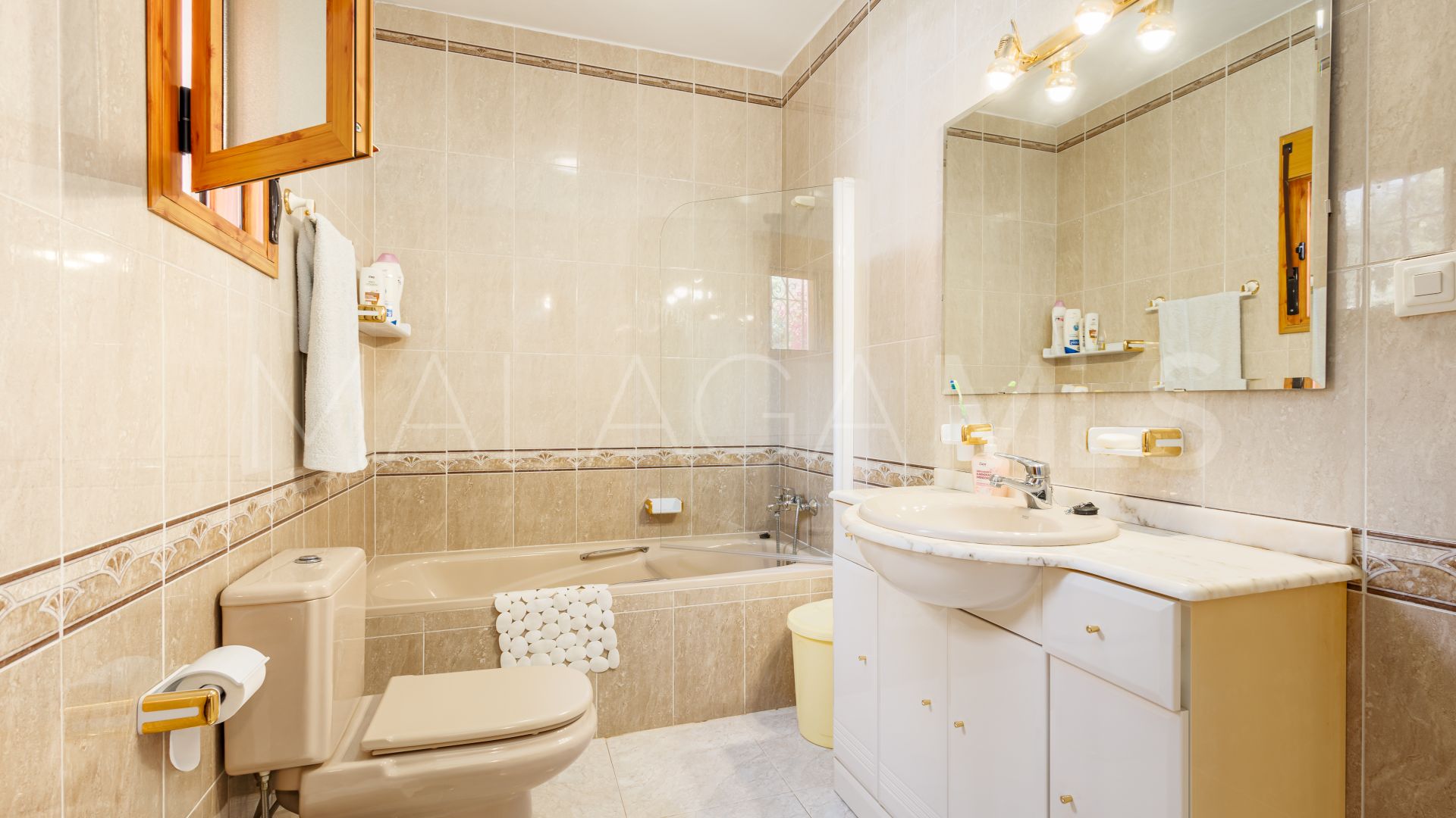 Se vende villa in Alhaurin el Grande with 6 bedrooms