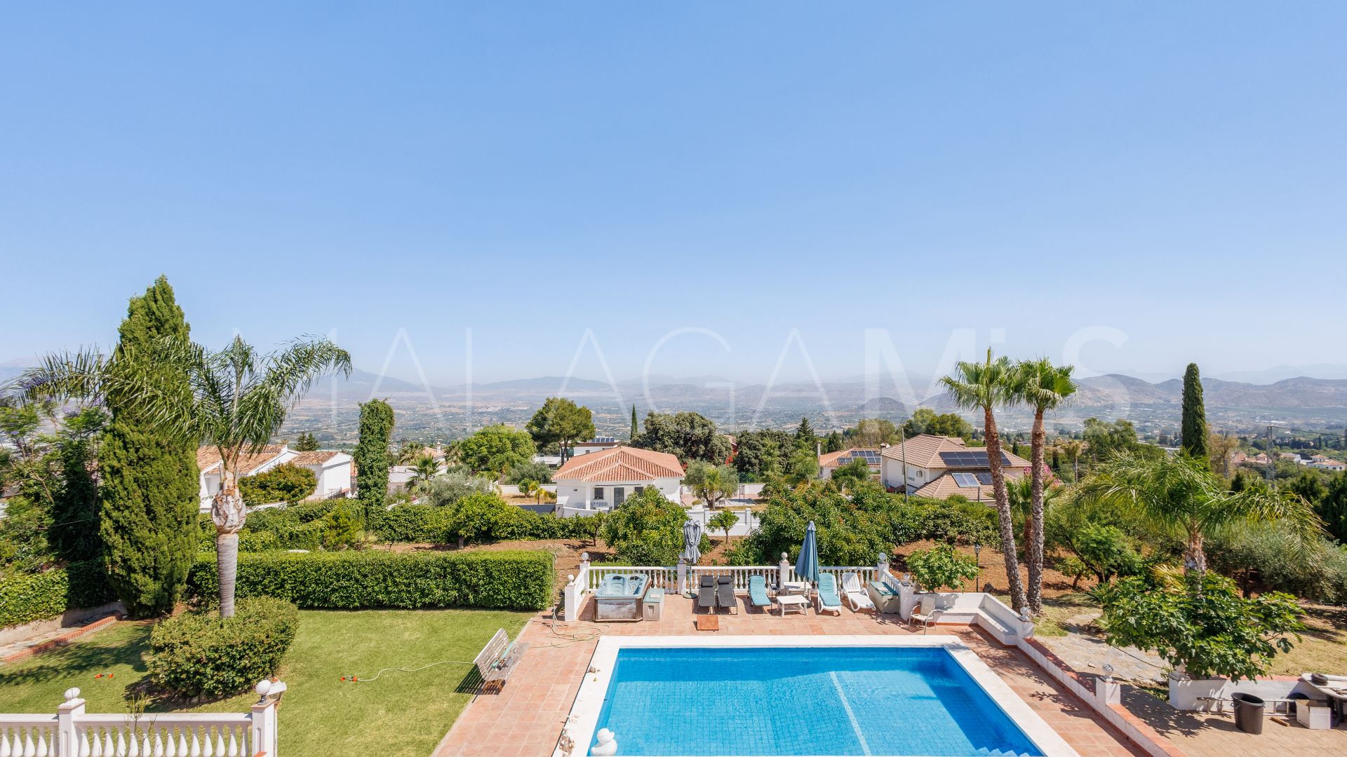 Se vende villa in Alhaurin el Grande with 6 bedrooms