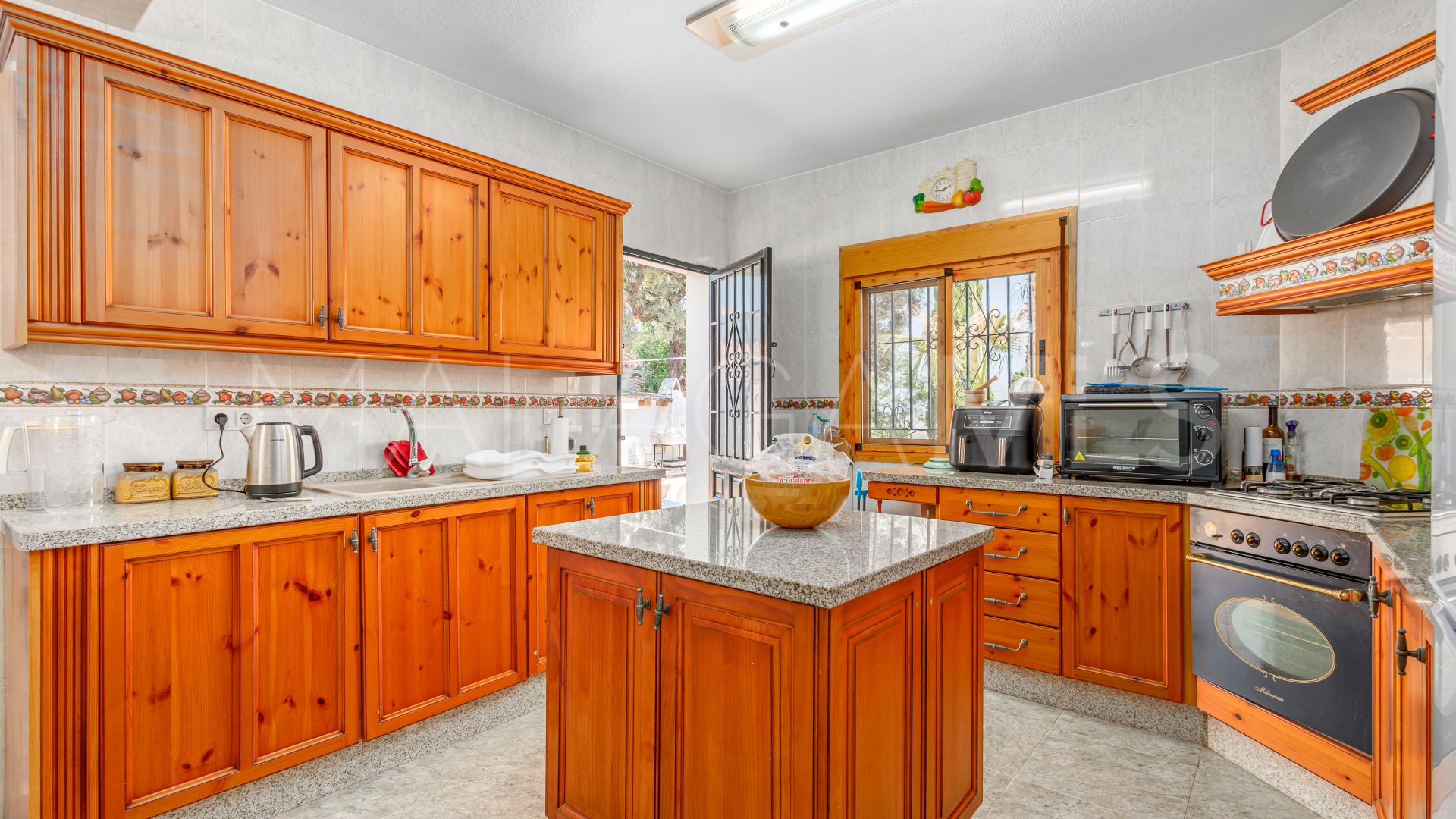 Se vende villa in Alhaurin el Grande with 6 bedrooms