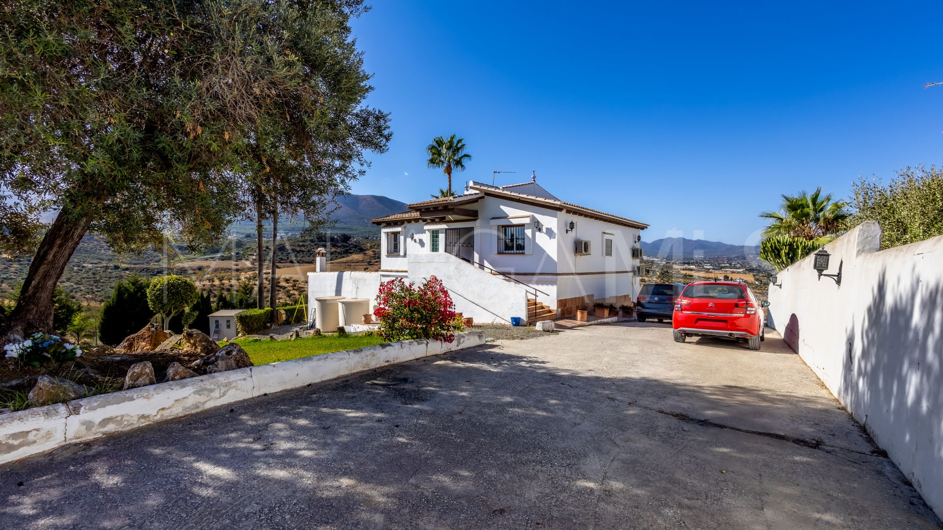 For sale villa with 4 bedrooms in Alhaurin el Grande