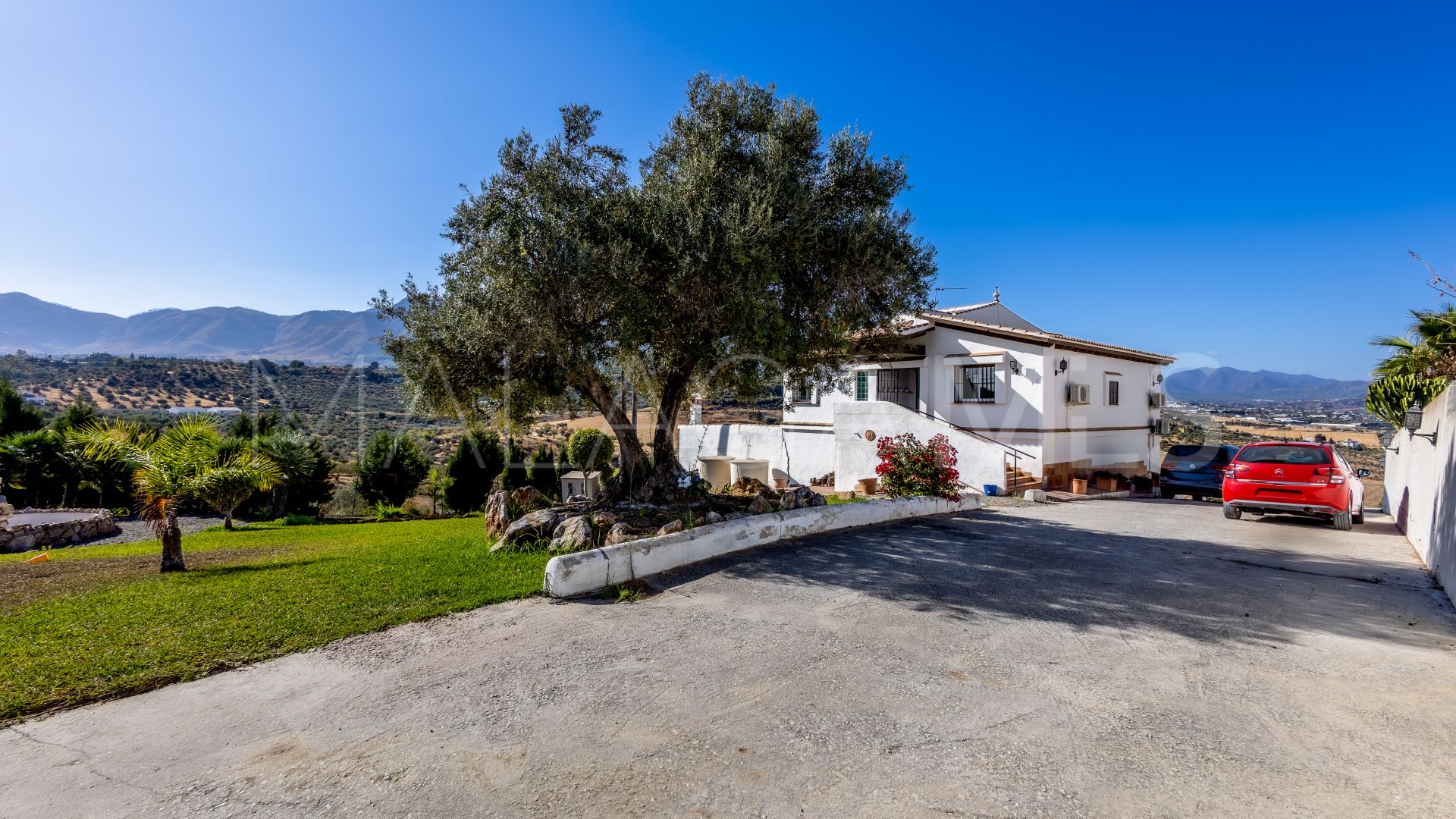 For sale villa with 4 bedrooms in Alhaurin el Grande