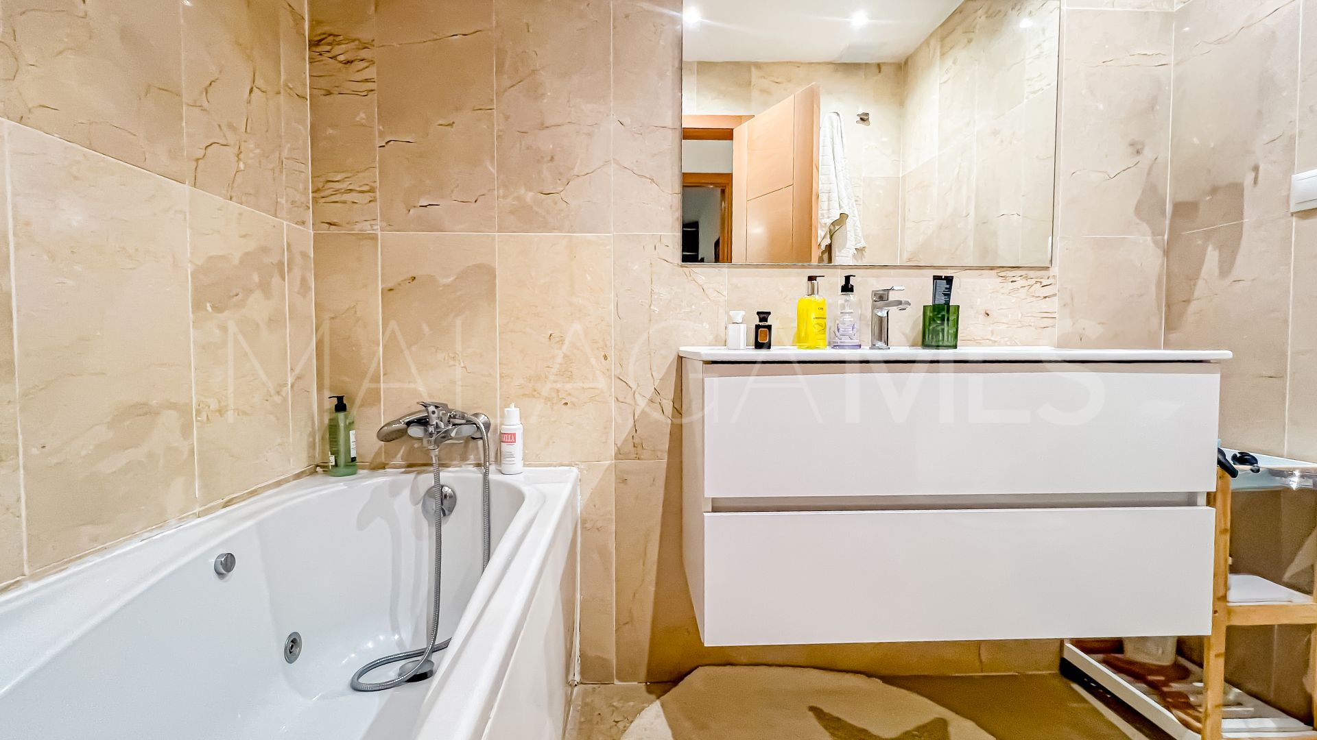 Se vende apartamento planta baja in Benahavis with 2 bedrooms