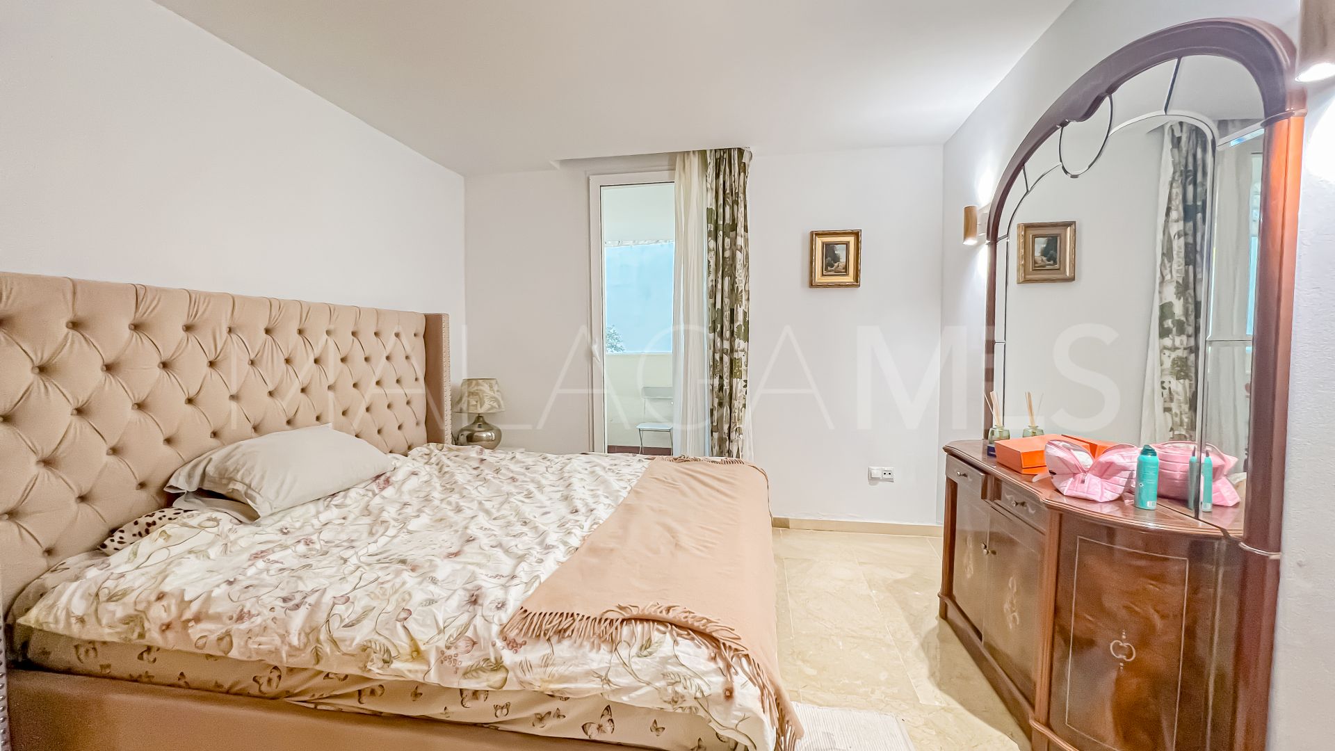 Se vende apartamento planta baja in Benahavis with 2 bedrooms