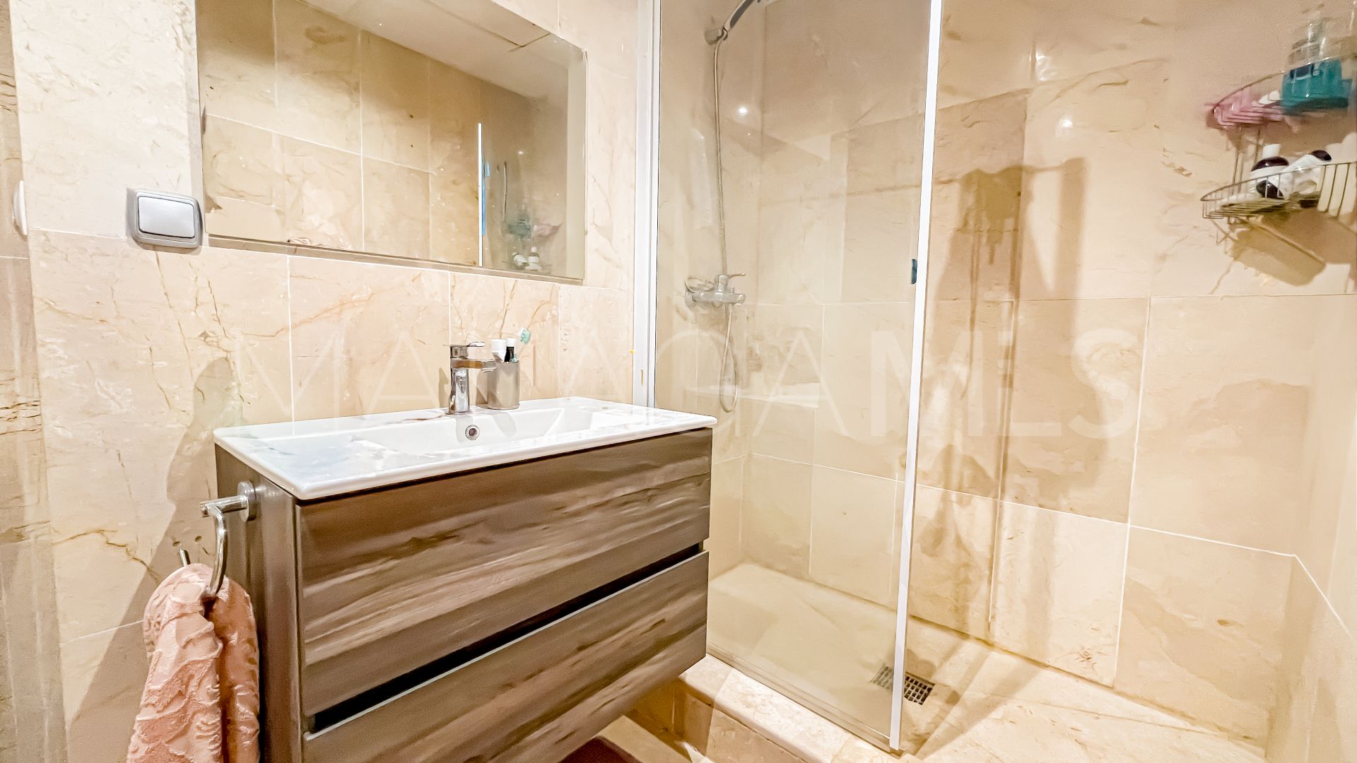 Se vende apartamento planta baja in Benahavis with 2 bedrooms