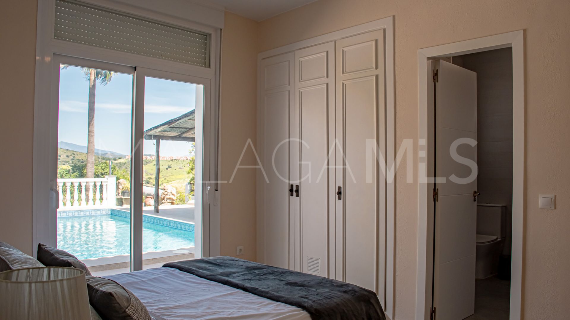 Villa for sale in Estepona Golf