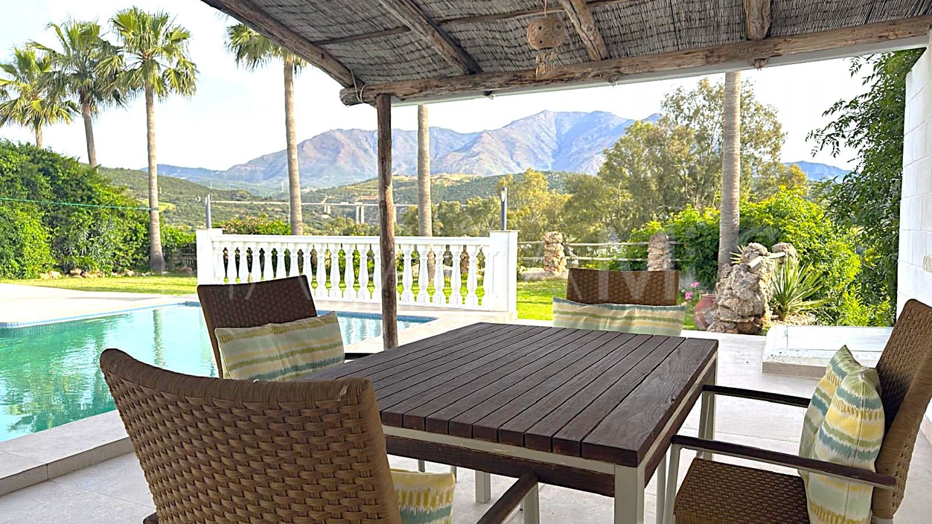 Villa for sale in Estepona Golf