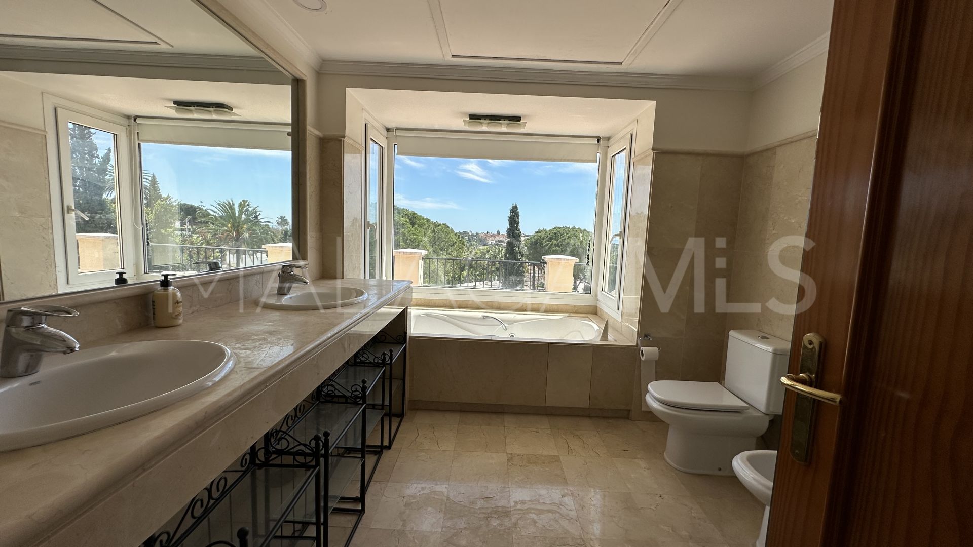 Buy villa in Las Brisas de 6 bedrooms