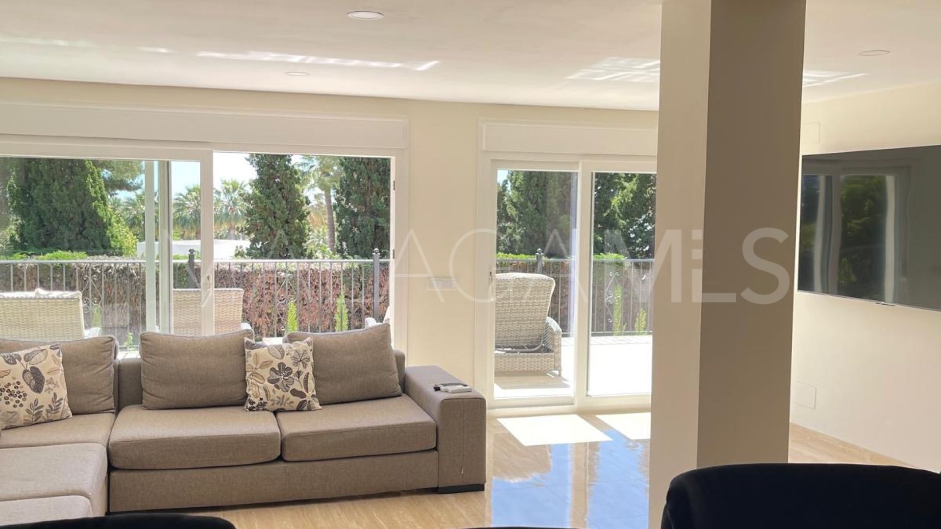 Buy villa in Las Brisas de 6 bedrooms