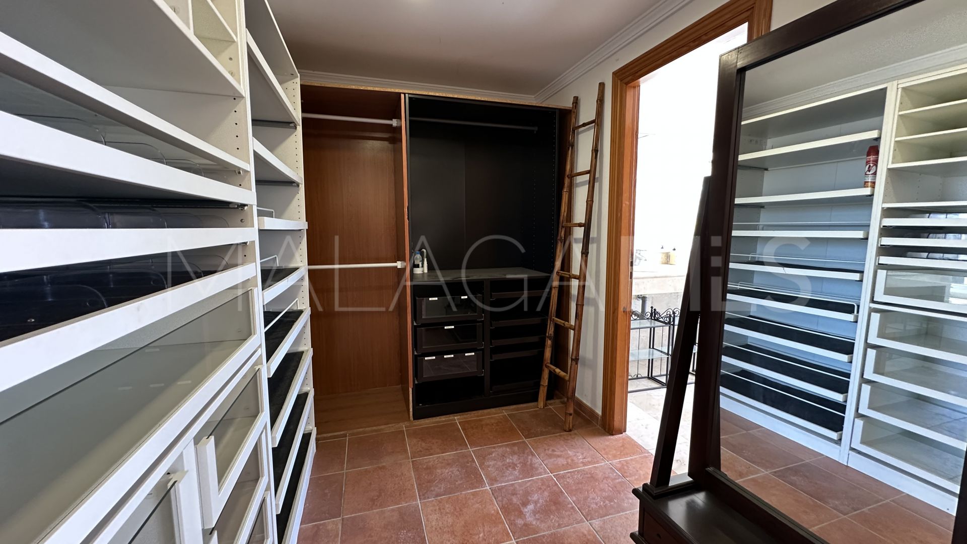 Buy villa in Las Brisas de 6 bedrooms