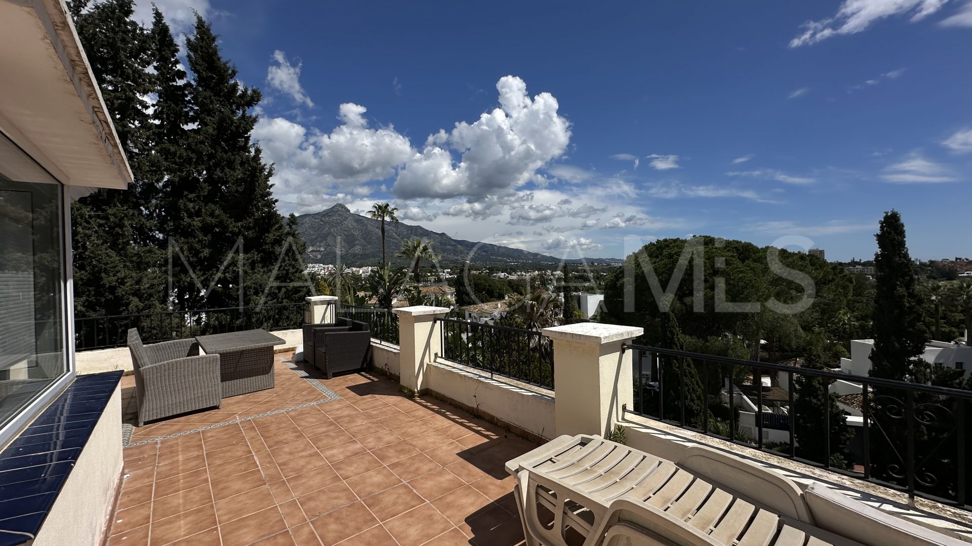 Buy villa in Las Brisas de 6 bedrooms