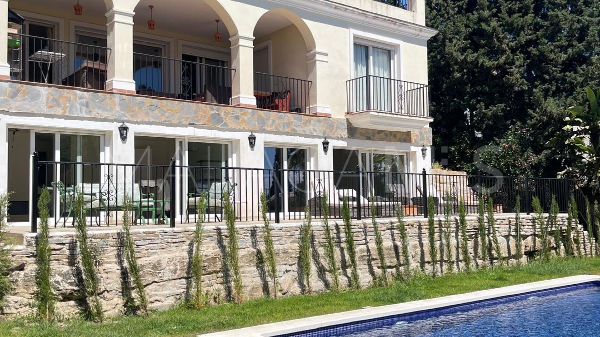 Buy villa in Las Brisas de 6 bedrooms