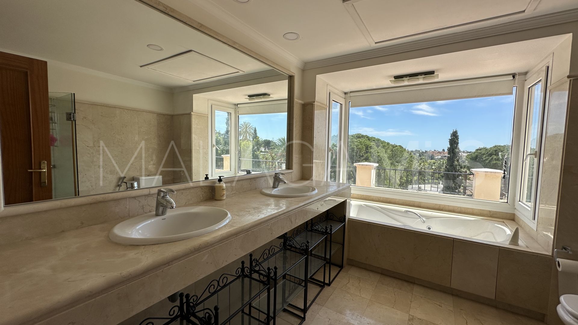 Buy villa in Las Brisas de 6 bedrooms