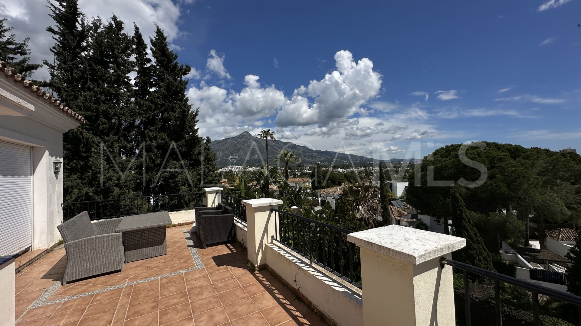 Buy villa in Las Brisas de 6 bedrooms