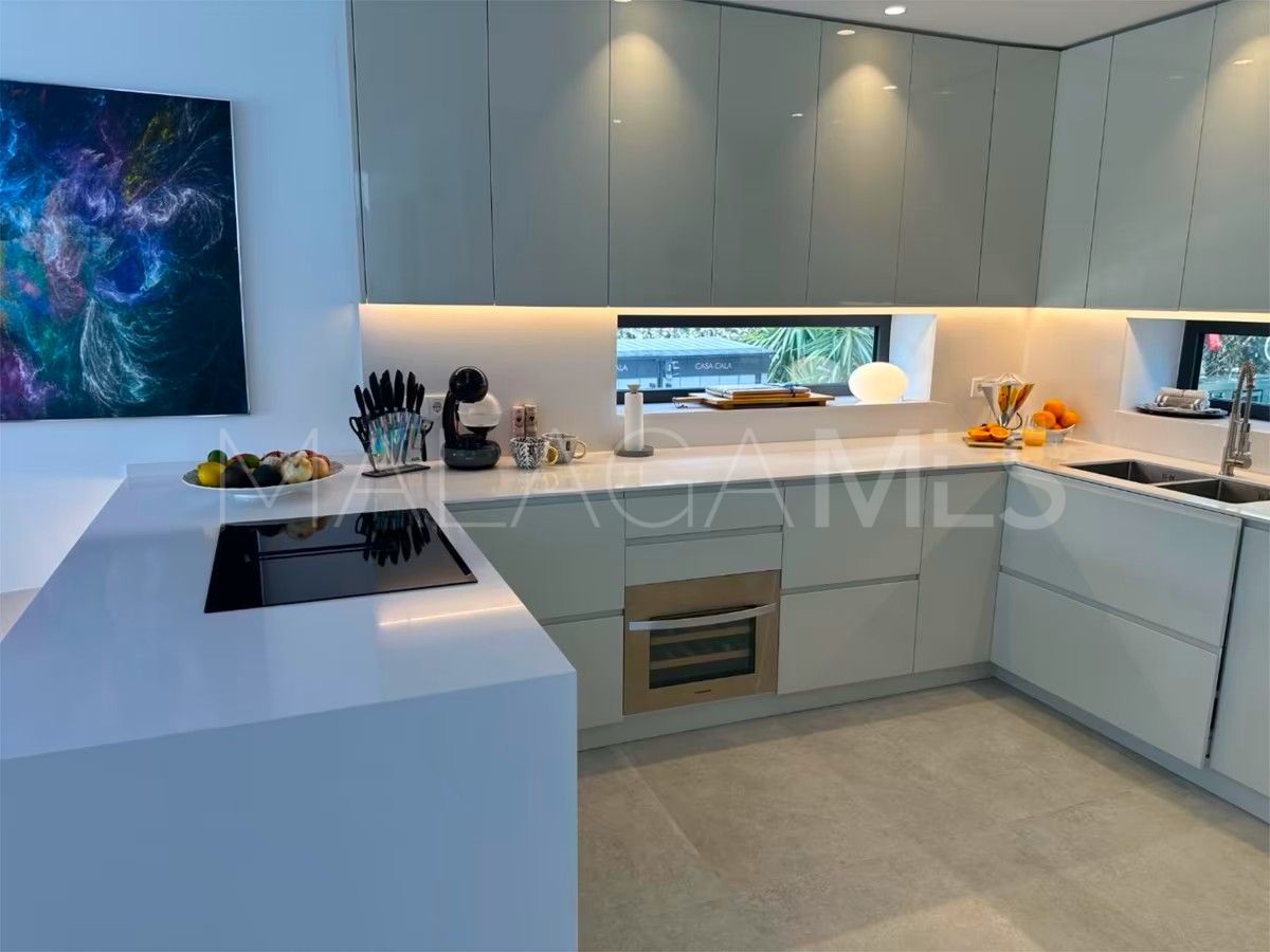 Buy villa de 4 bedrooms in Cala de Mijas
