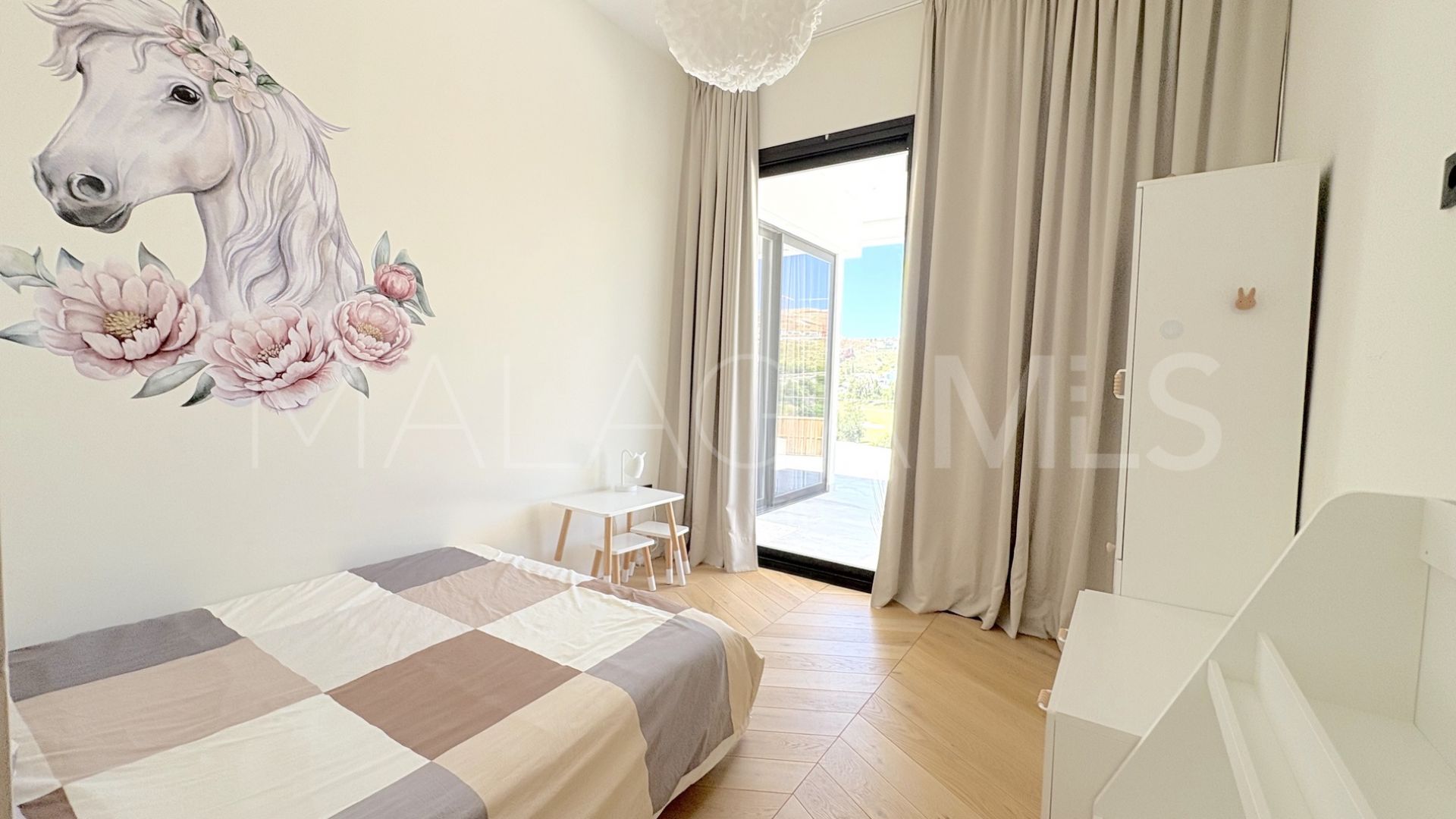 Buy Benahavis house with 5 bedrooms