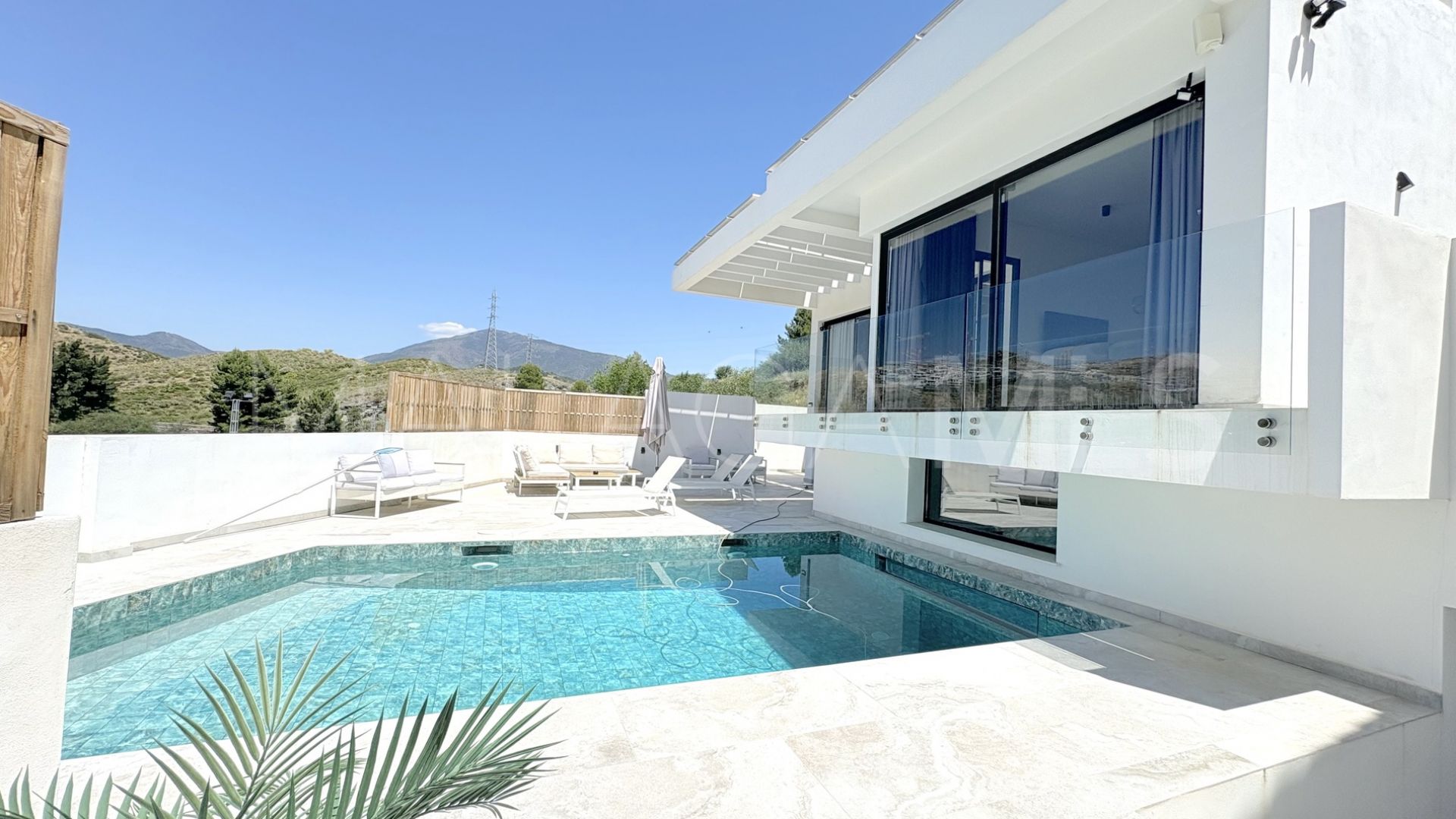 Buy Benahavis house with 5 bedrooms