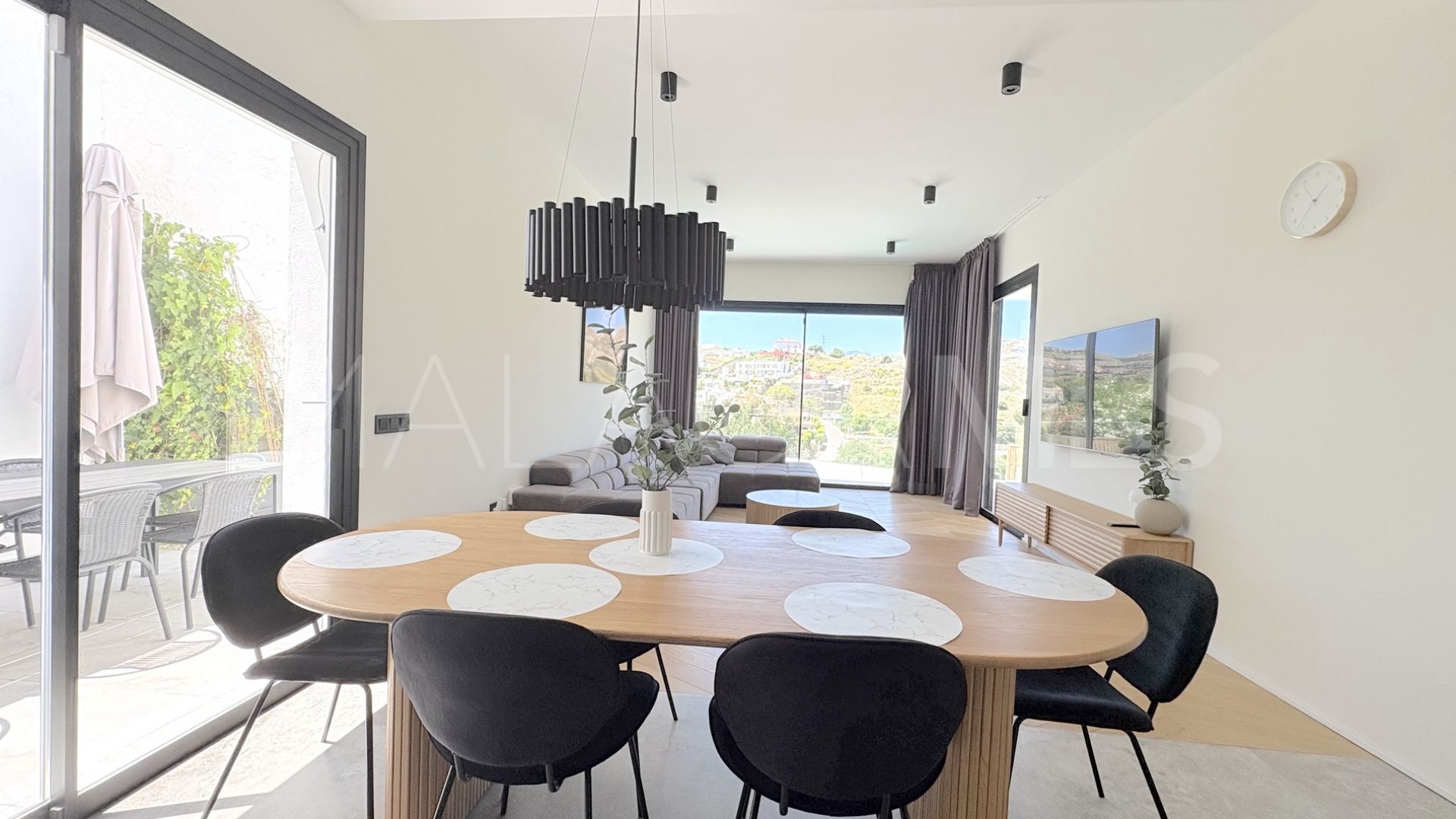 Buy Benahavis house with 5 bedrooms