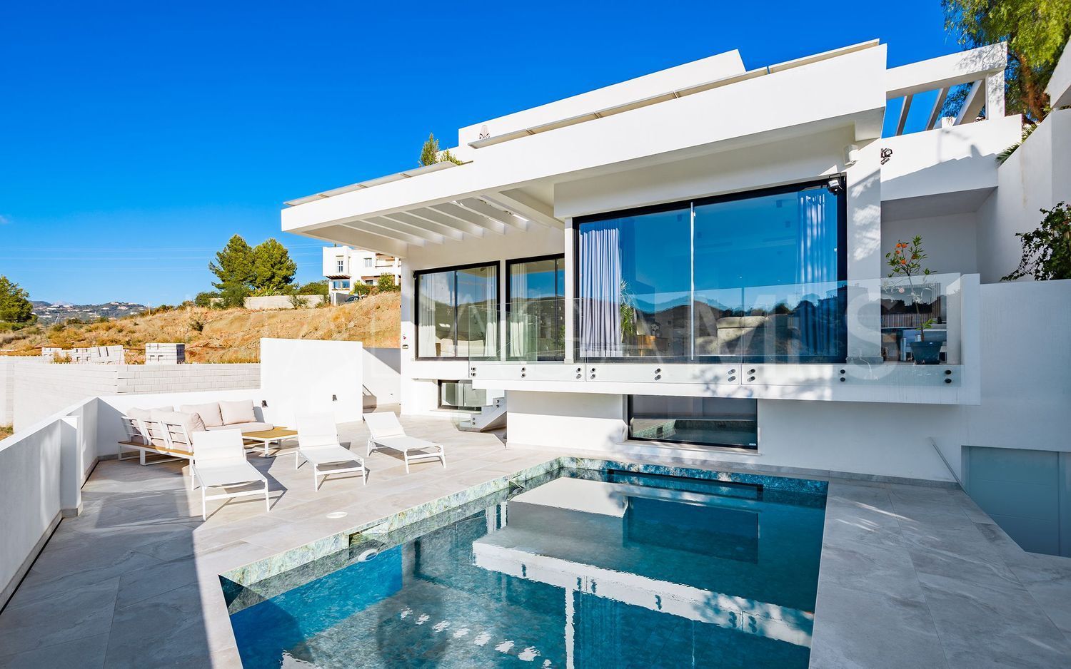 Buy Benahavis house with 5 bedrooms