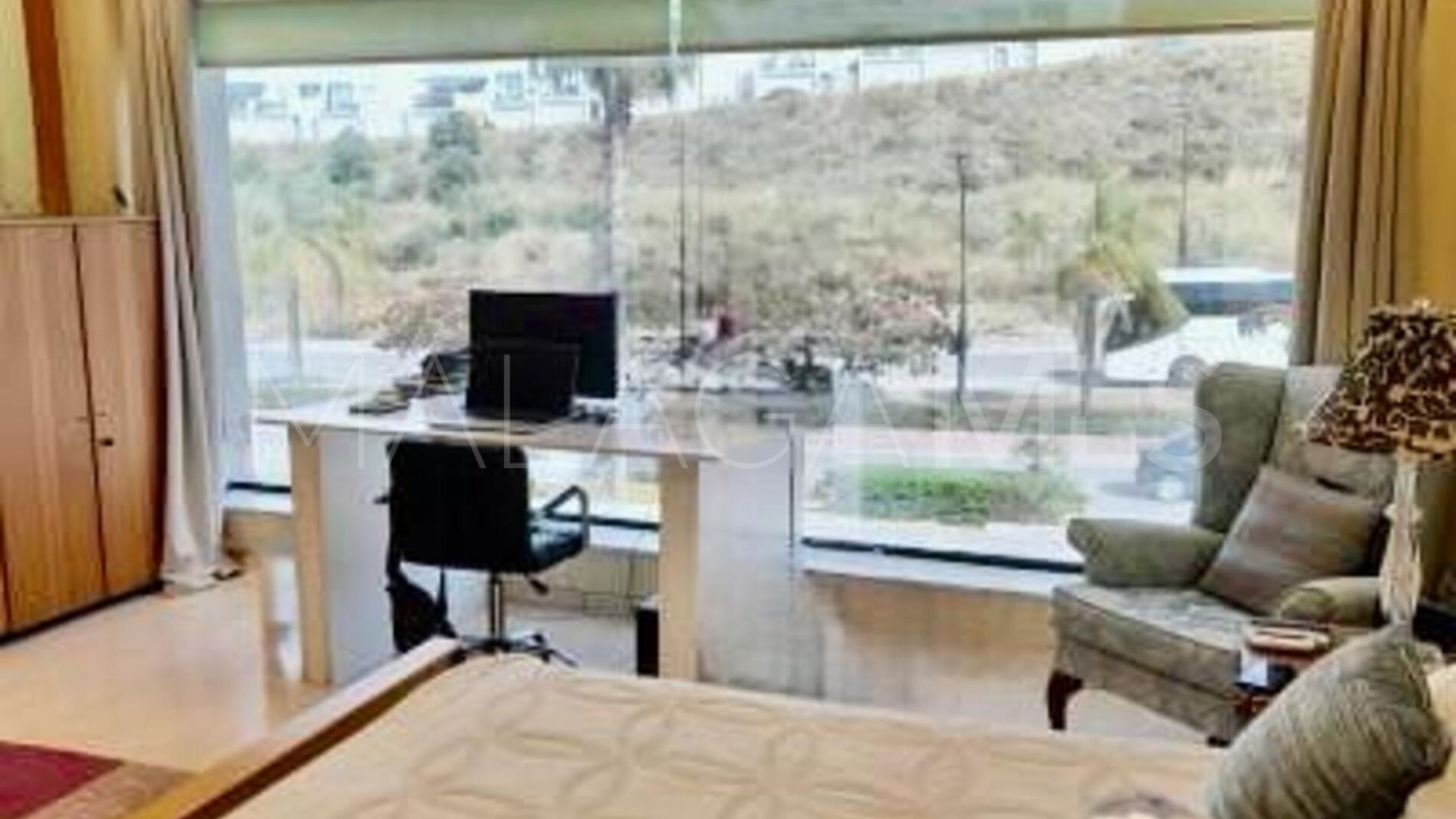Office units for sale in Coin