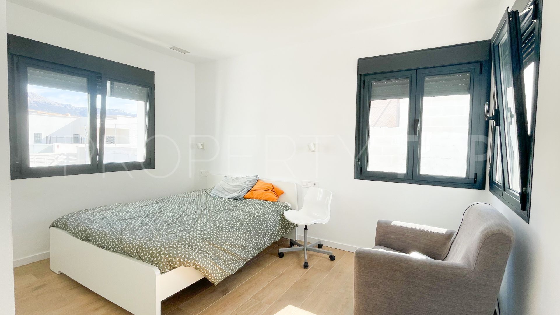 Chalet de 4 dormitorios en venta en Casabermeja