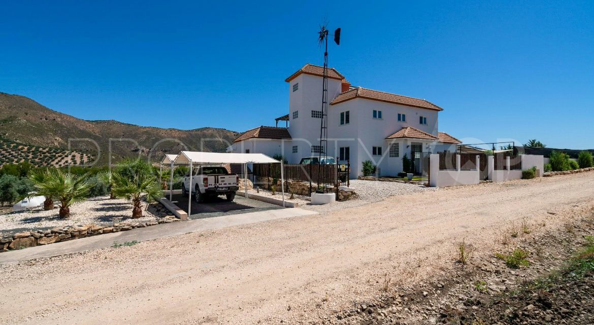For sale Iznajar country house with 6 bedrooms