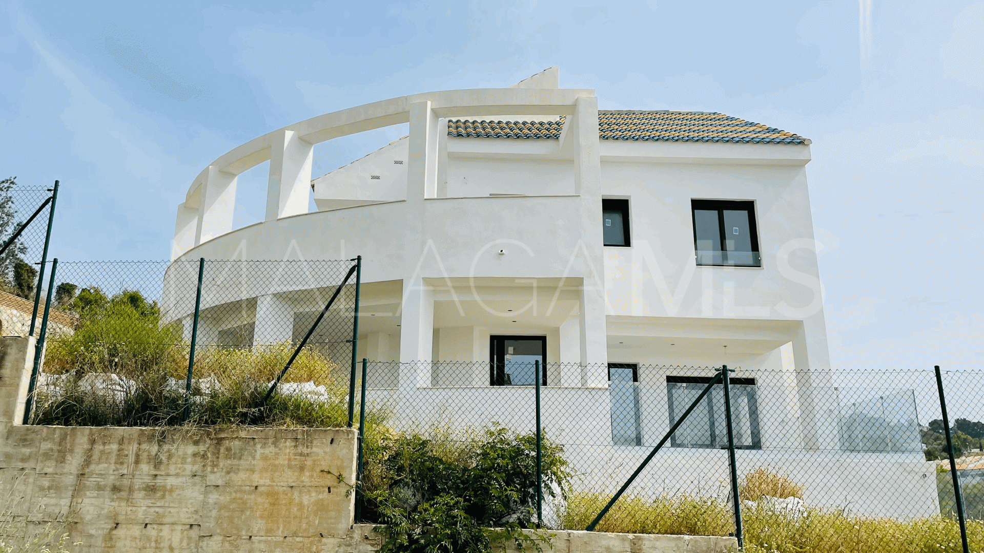 Villa for sale in Benalmadena