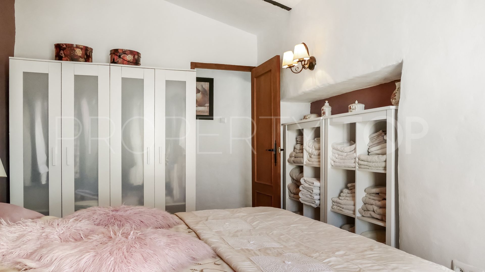 8 bedrooms semi detached house for sale in Iznajar
